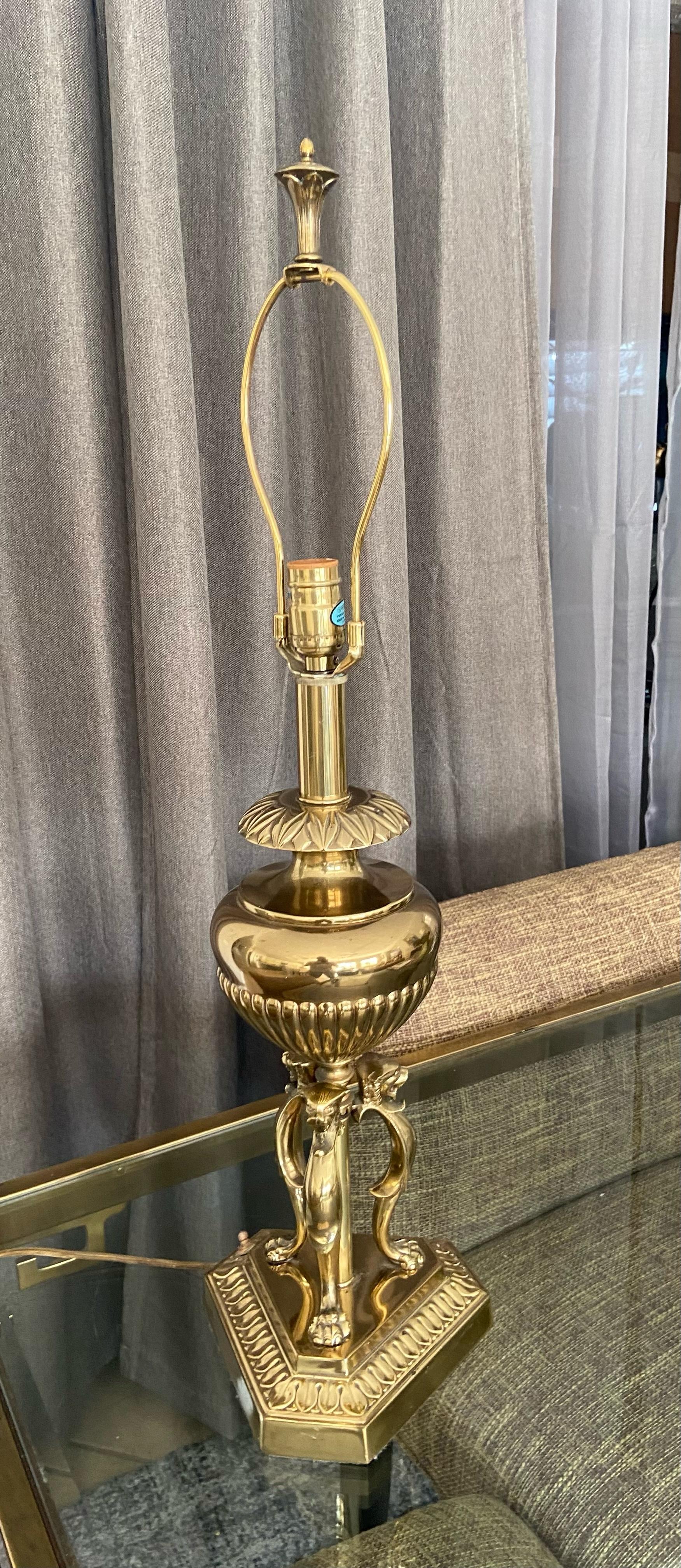 Nord-américain Lampe de table Rembrandt à motif de lion en laiton en vente