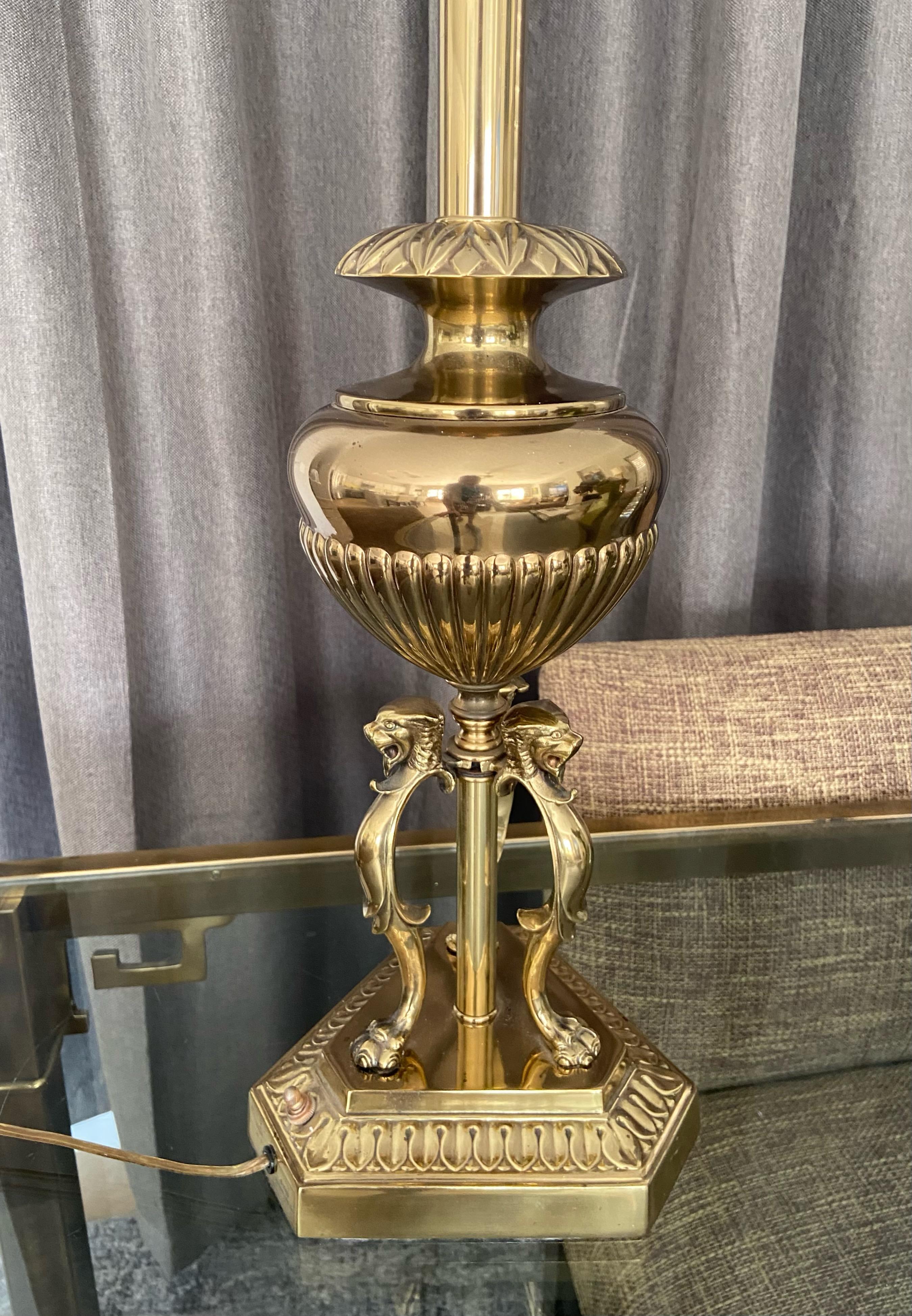 Fin du 20e siècle Lampe de table Rembrandt à motif de lion en laiton en vente