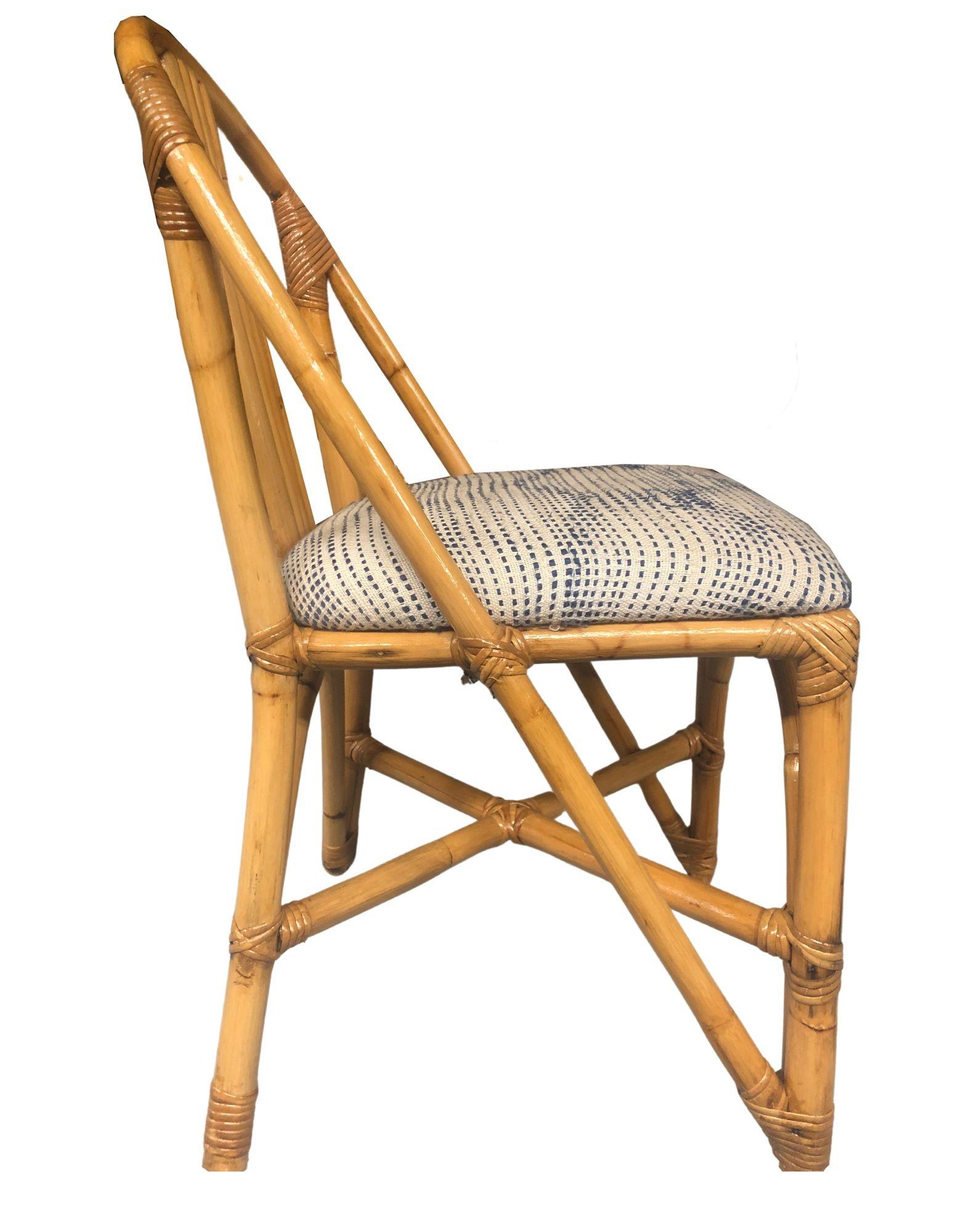 Restaurierte Mid-Century-Ära Rattan Seite Akzent Stuhl mit 5 Strang Rückenlehne mit einem Hufeisen Bogen, der von den vorderen Beinen rund um die Gesamtheit der Stuhl zu einer skulpturalen Rückenlehne Form erstreckt sich. Dieser Beistellstuhl eignet