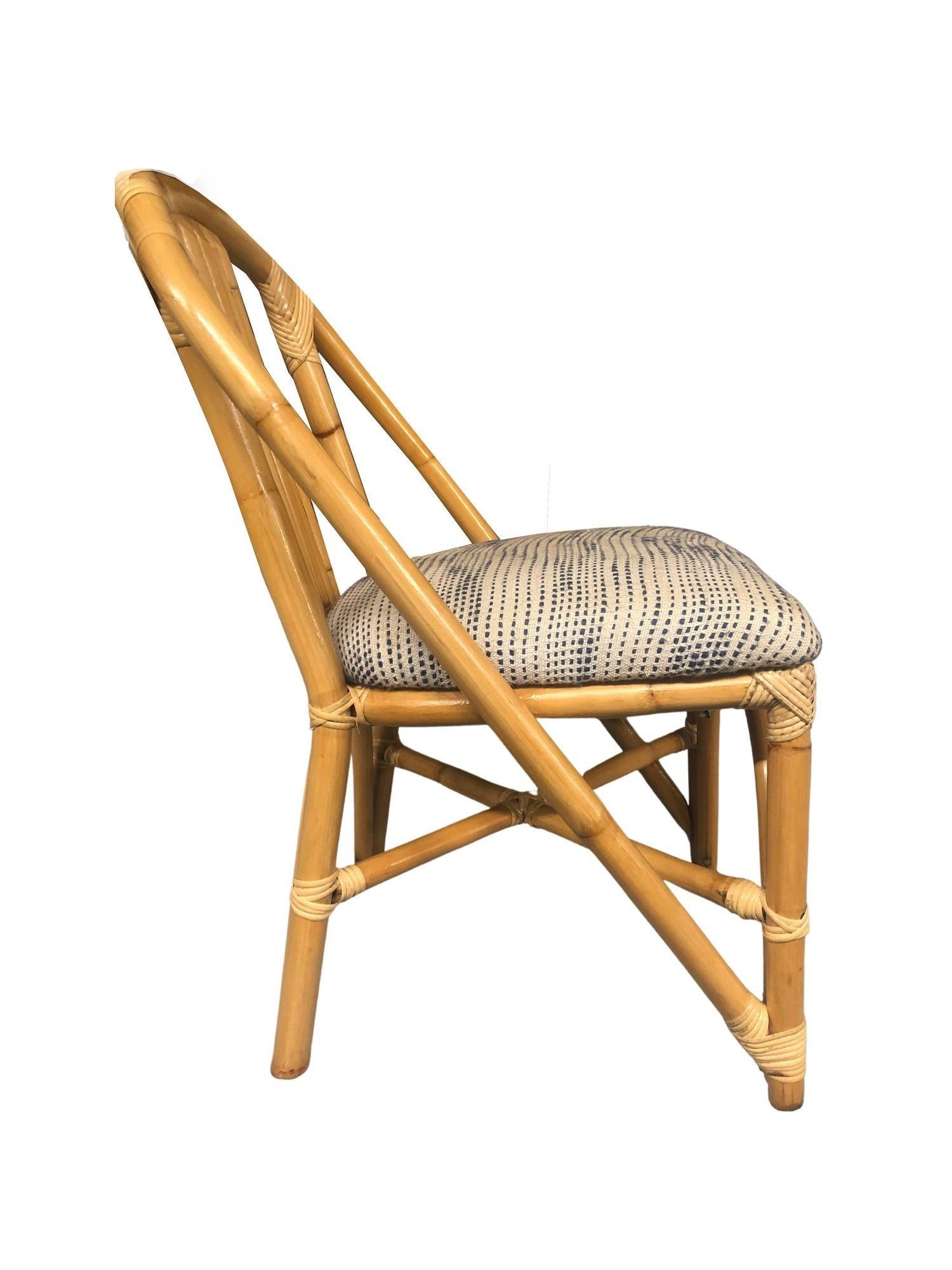 Restaurierte Mid-Century-Ära Rattan Seite Akzent Stuhl mit 5 Strang Rückenlehne mit einem Hufeisen Bogen, der von den vorderen Beinen rund um die Gesamtheit der Stuhl zu einer skulpturalen Rückenlehne Form erstreckt sich. Dieser Beistellstuhl eignet
