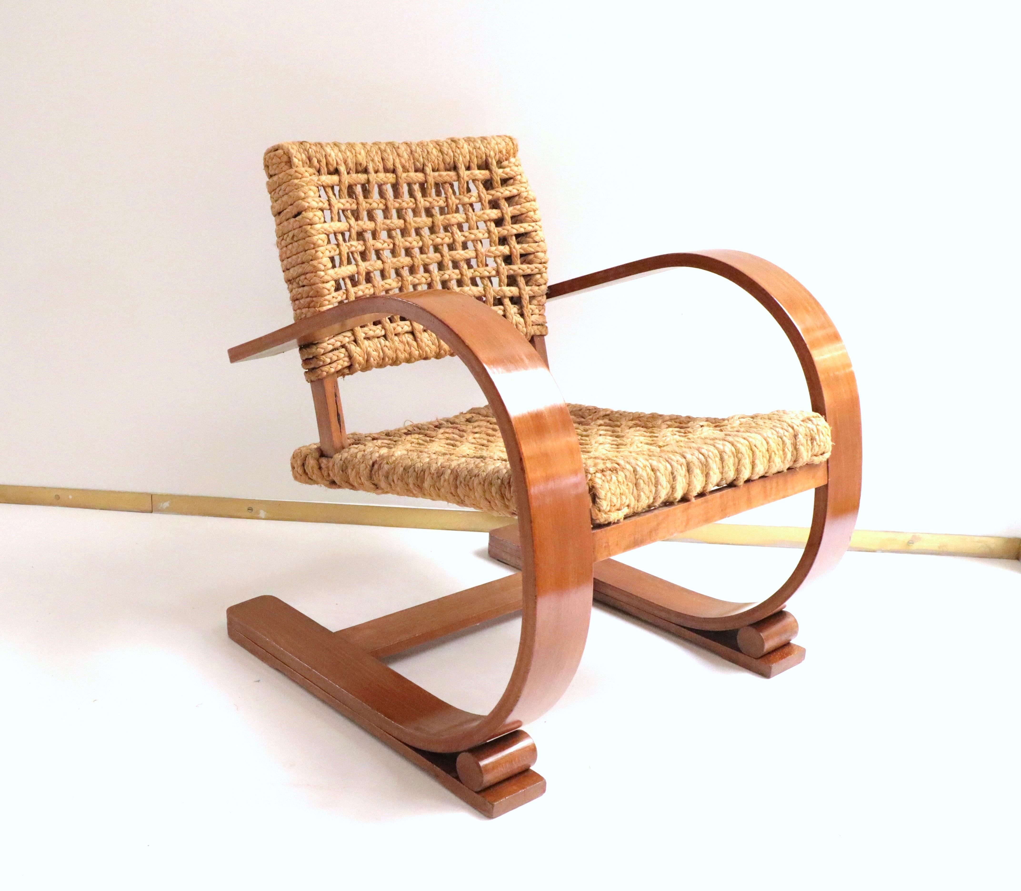 Un fauteuil de repos de Adrien Audoux & Frida Minet pour Vibo Vesoul.
Fabrication de 1940, dans le style iconique post Art Deco avec la touche Méditerranéen de la corde naturelle.
La corde originale est nettoyée et tendue, (avec certains fauteuils