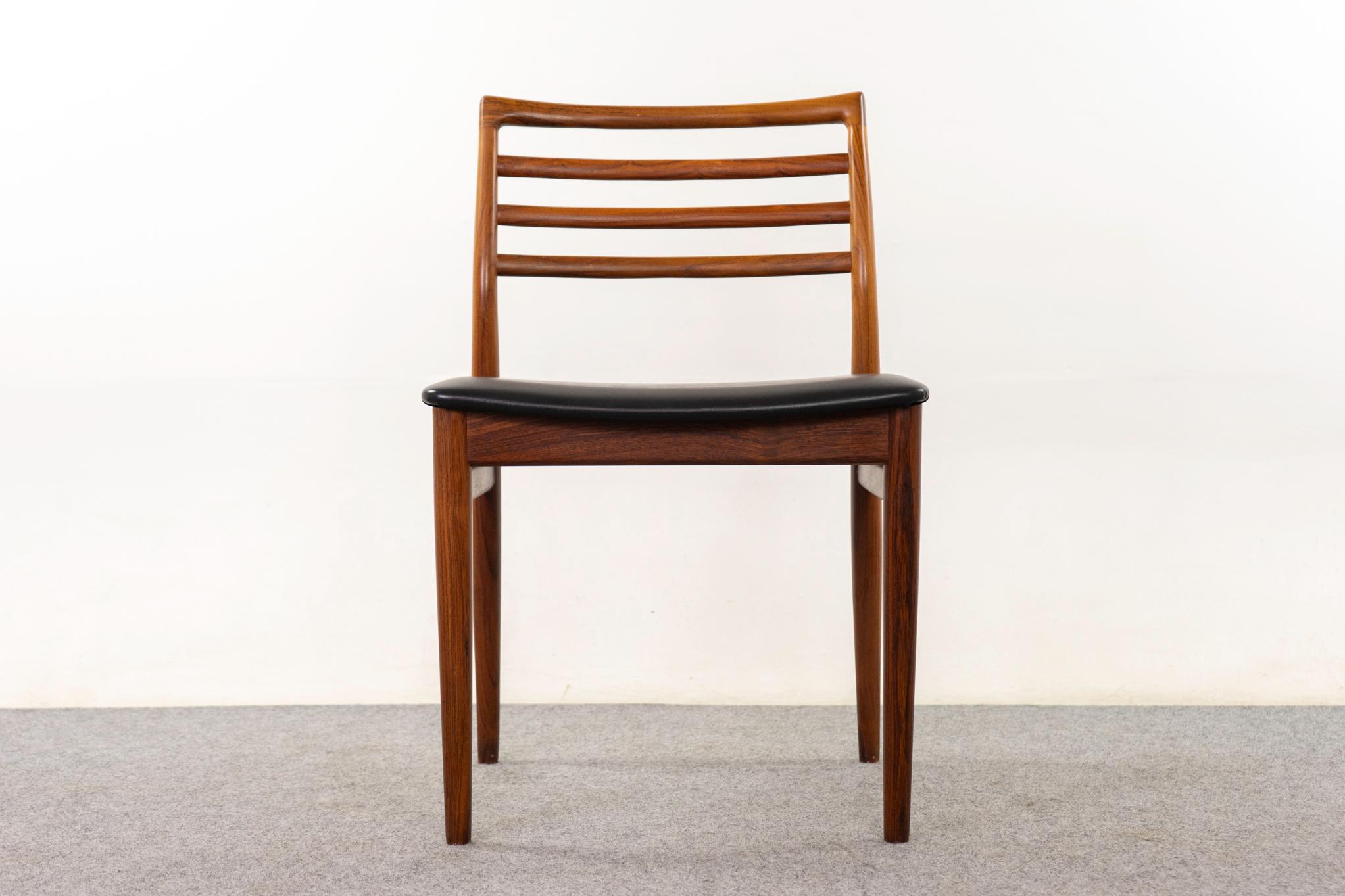 Sedia da pranzo in palissandro di Erling Torvits per Soro Stolefabrik degli anni '60. Una splendida silhouette organica e un comodo schienale a scaletta. Tappezzeria originale in ottime condizioni. Marchio del produttore Soro Stolefabrik intatto.