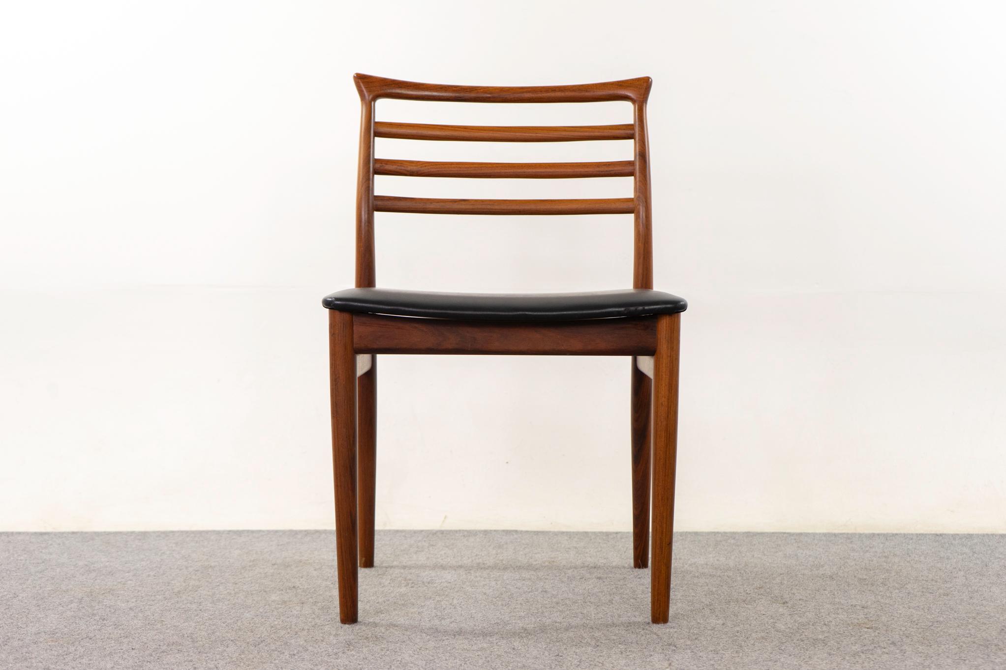 Silla de comedor de palisandro de Erling Torvits para Soro Stolefabrik en la década de 1960. Impresionante silueta orgánica y cómoda espalda en escalera. Tapicería original en buen estado. Marca de fabricante Soro Stolefabrik intacta. 

Consulta las
