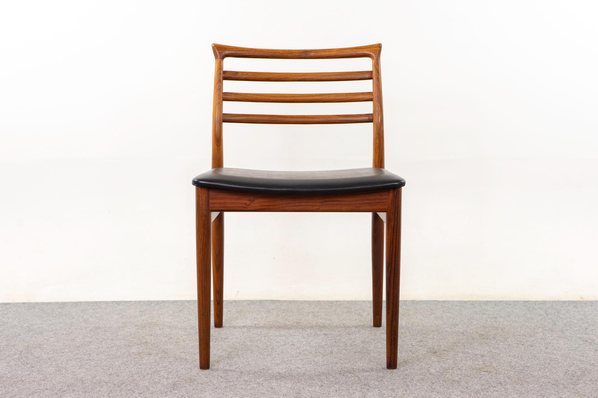 Silla de comedor de palisandro de Erling Torvits para Soro Stolefabrik en la década de 1960. Impresionante silueta orgánica y cómoda espalda en escalera. Tapicería original en buen estado. 

Consulta las tarifas de envío internacional y a distancia.