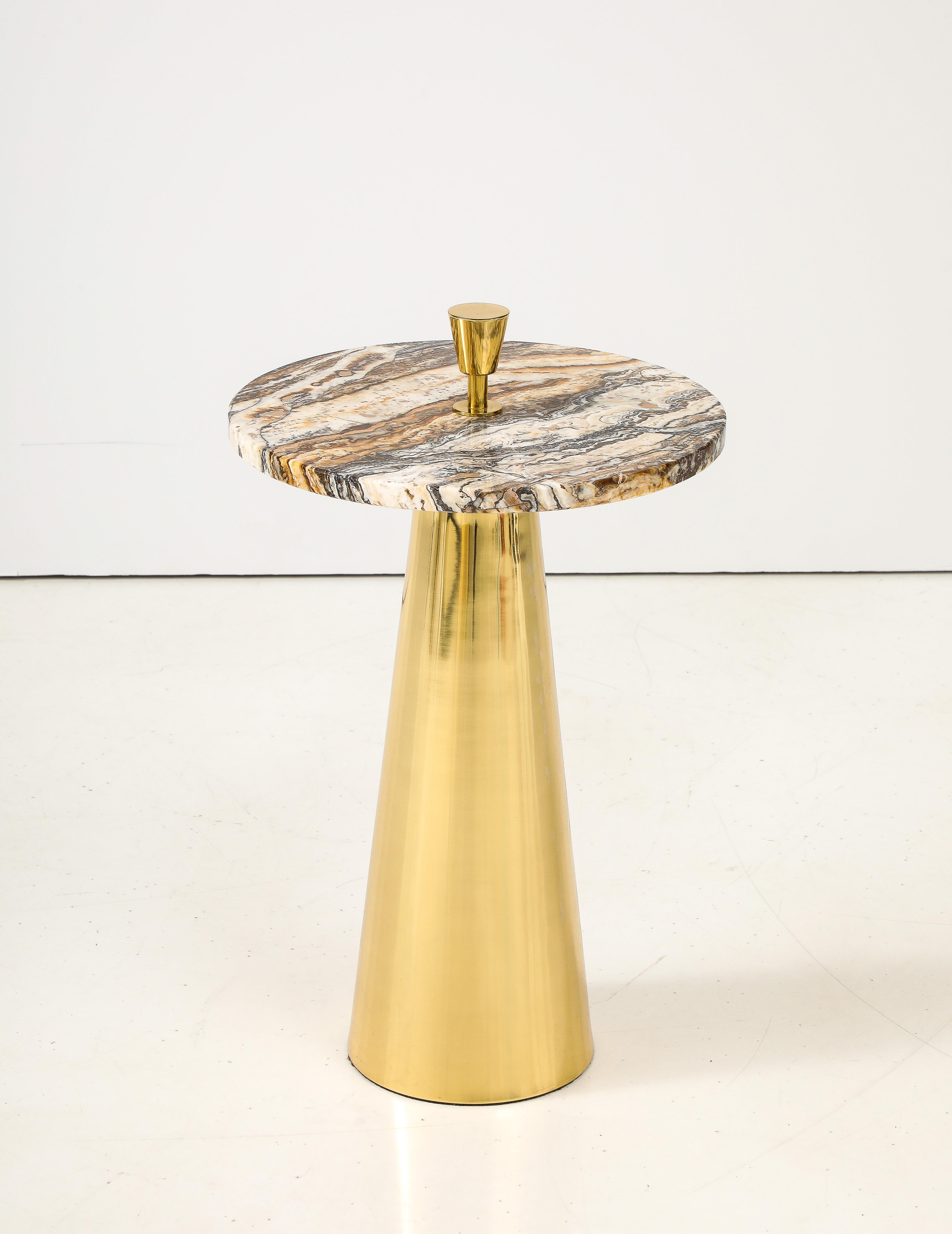 Dieser runde Fantasy-Tisch mit brauner Onyx-Marmorplatte und Messing-Beistelltisch oder Martini-Tisch wurde in Mailand, Italien, entworfen und handgefertigt. Polierter und seltener brauner Fantasie-Onyx-Marmor mit kräftigen elfenbein- und