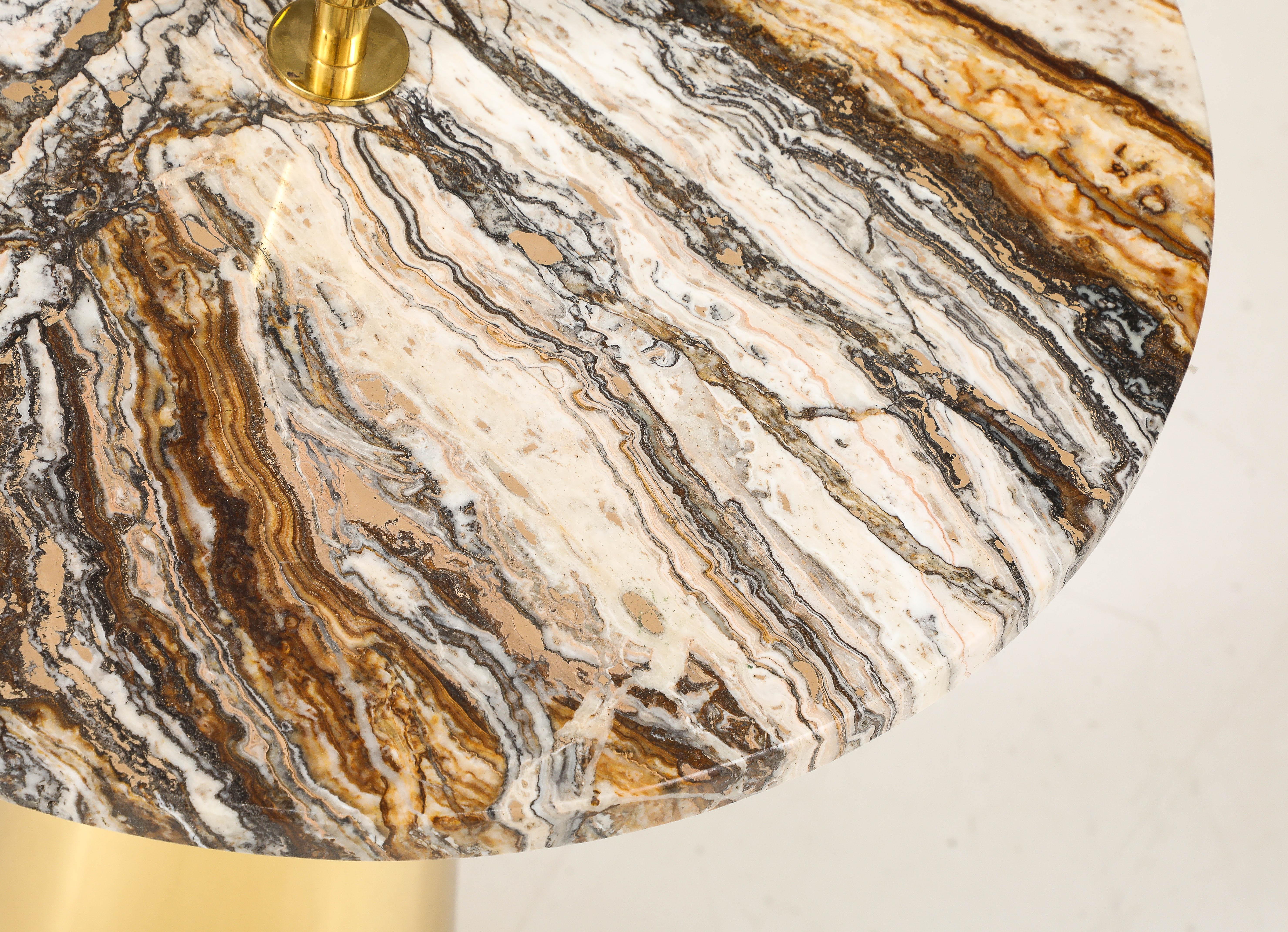 Einzelne Runde Brown Hue Onyx Marmor und Messing Seite Martini Tisch, Italien, 25