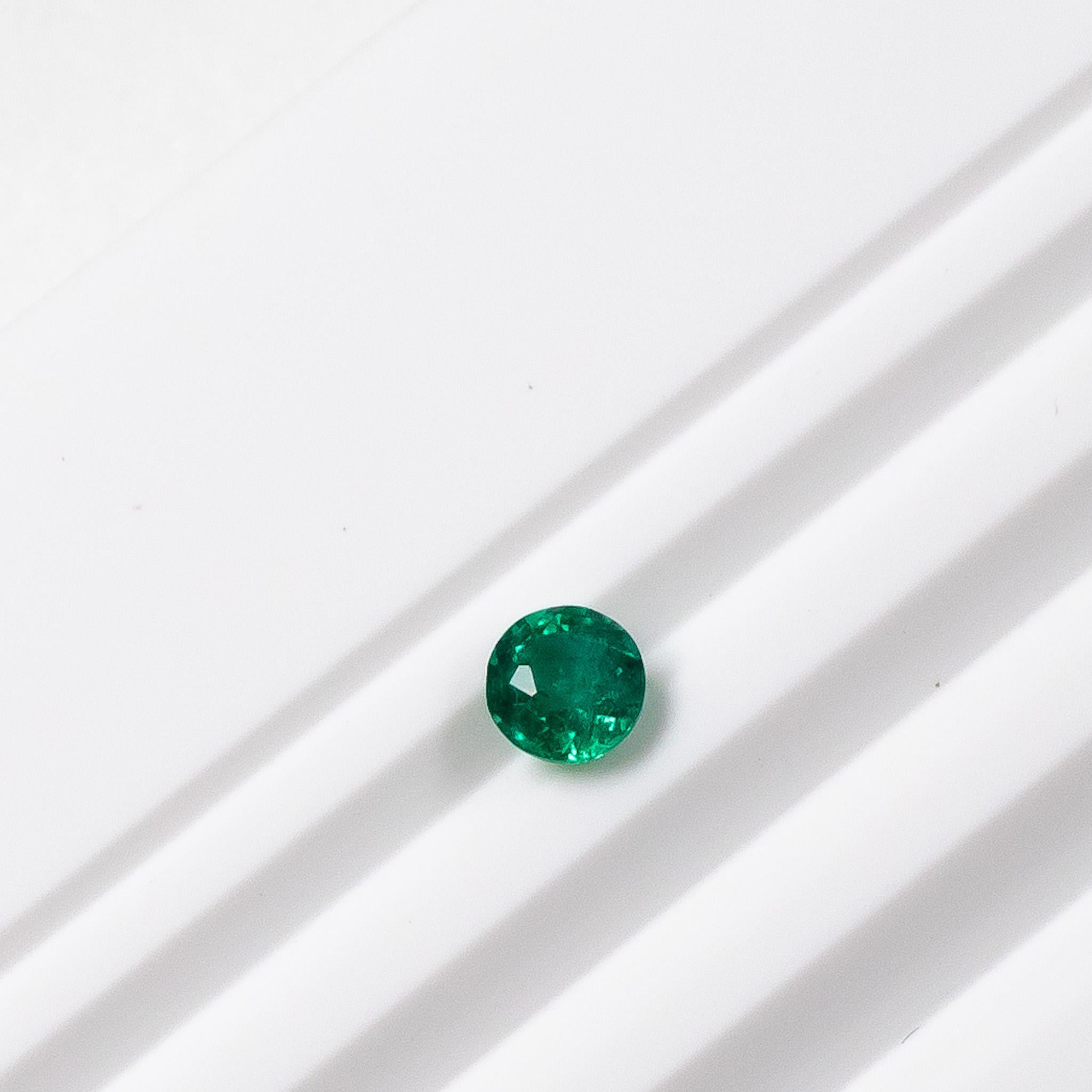 Round Cut Single Round Green Emerald Stud in Platinum For Sale
