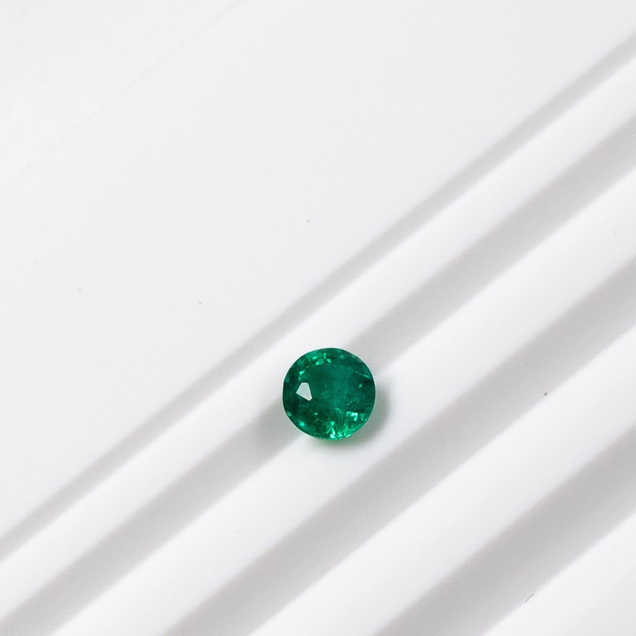Single Round Green Emerald Stud in Platinum In New Condition For Sale In Sai Kung District, HK