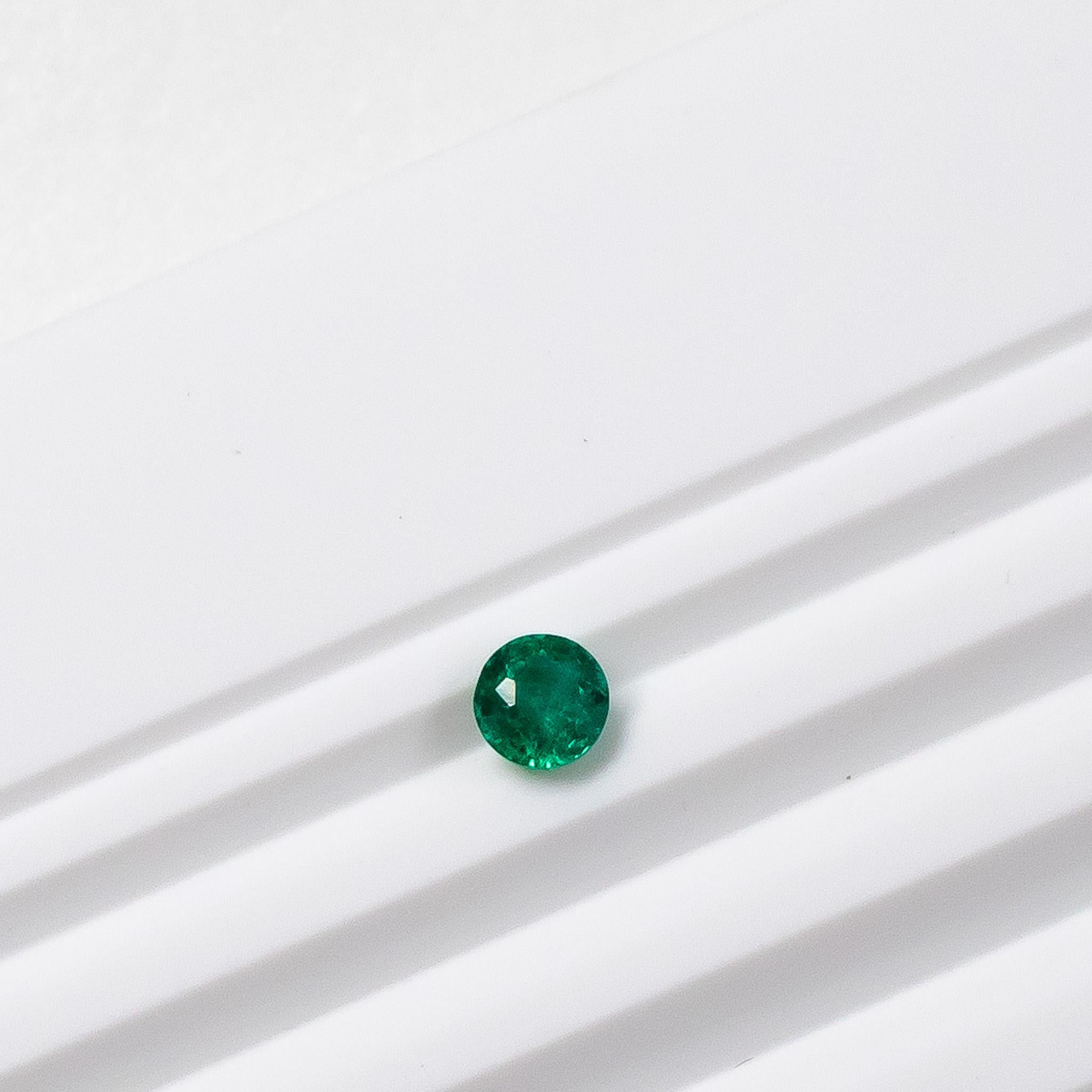 Single Round Green Emerald Stud in Platinum For Sale 1