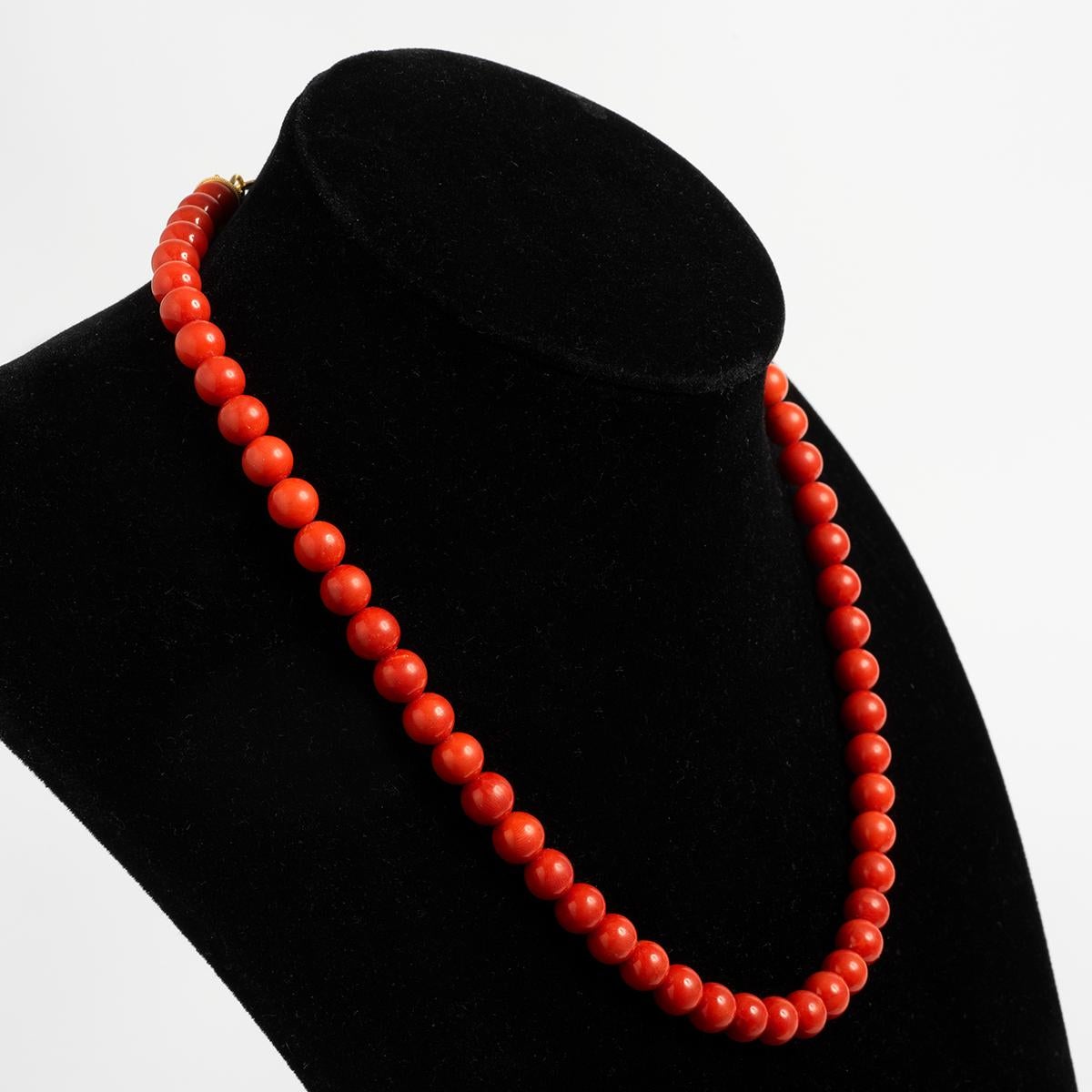 Un pezzo unico della nostra curatissima collezione di gioielli Vintage & Prestige, siamo lieti di presentarti quanto segue: Una graziosa collana di corallo a fila singola con chiusura in metallo giallo con timbro 750, originale dell'Italia e datata