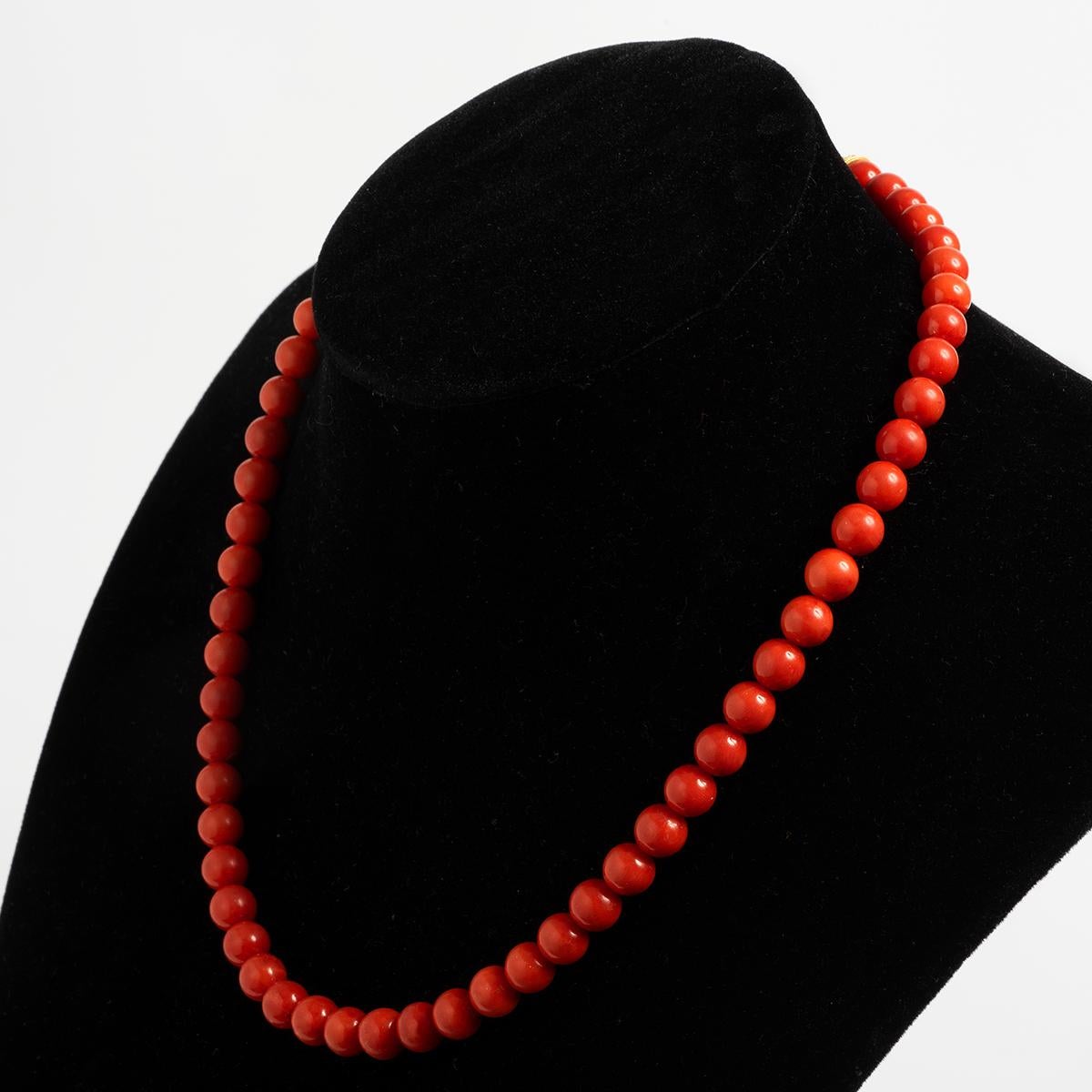 Collana di corallo a fila singola, chiusura in metallo con timbro 750, Italia, anni 1990. In condizioni ottime in vendita a Canterbury, England
