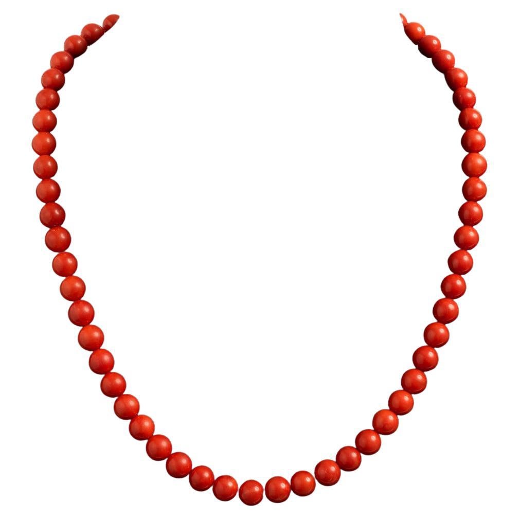 Collana di corallo a fila singola, chiusura in metallo con timbro 750, Italia, anni 1990. in vendita