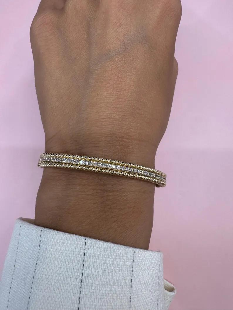 Contemporain Bracelet jonc torsadé à une rangée de diamants 0,98 carat or jaune 14 carats 18,5 grammes en vente