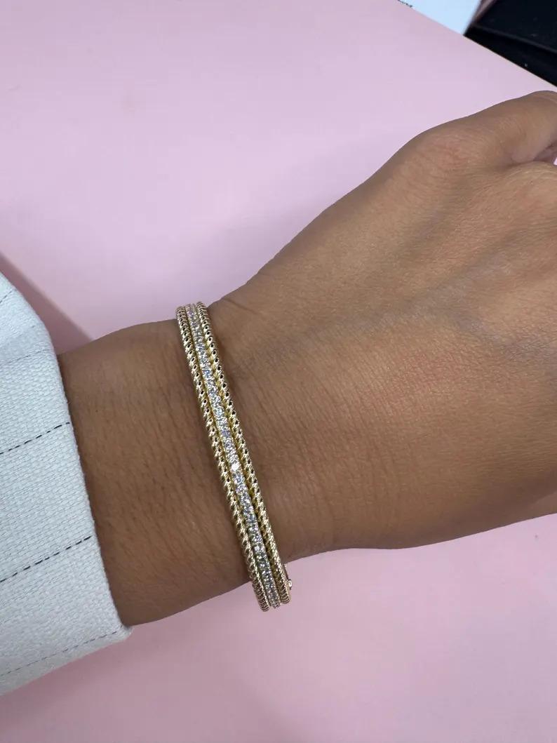 Taille ronde Bracelet jonc torsadé à une rangée de diamants 0,98 carat or jaune 14 carats 18,5 grammes en vente