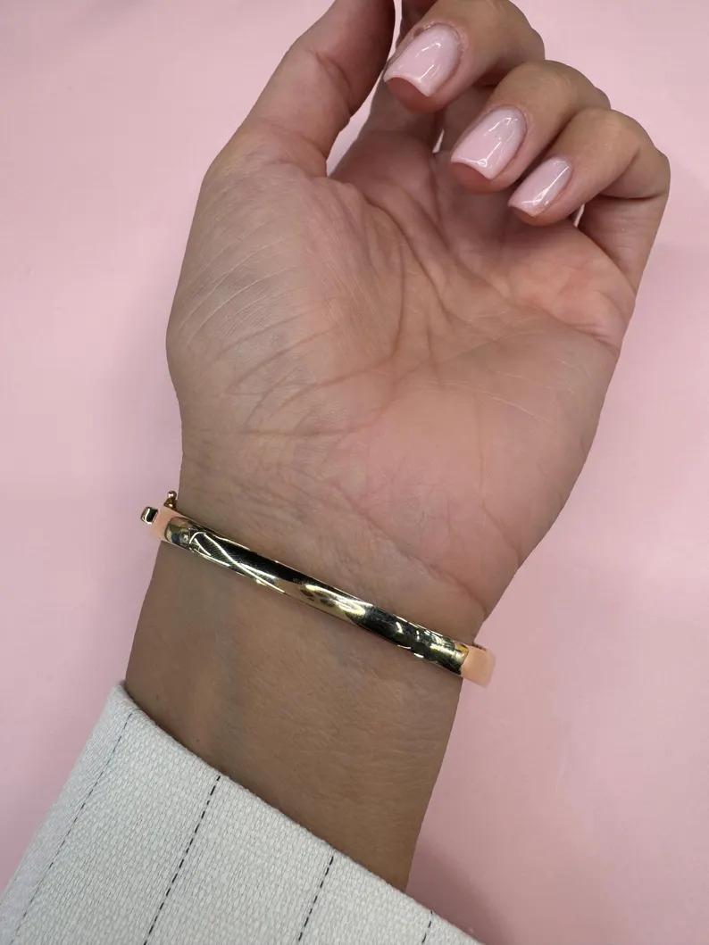 Bracelet jonc torsadé à une rangée de diamants 0,98 carat or jaune 14 carats 18,5 grammes Neuf - En vente à New York, NY