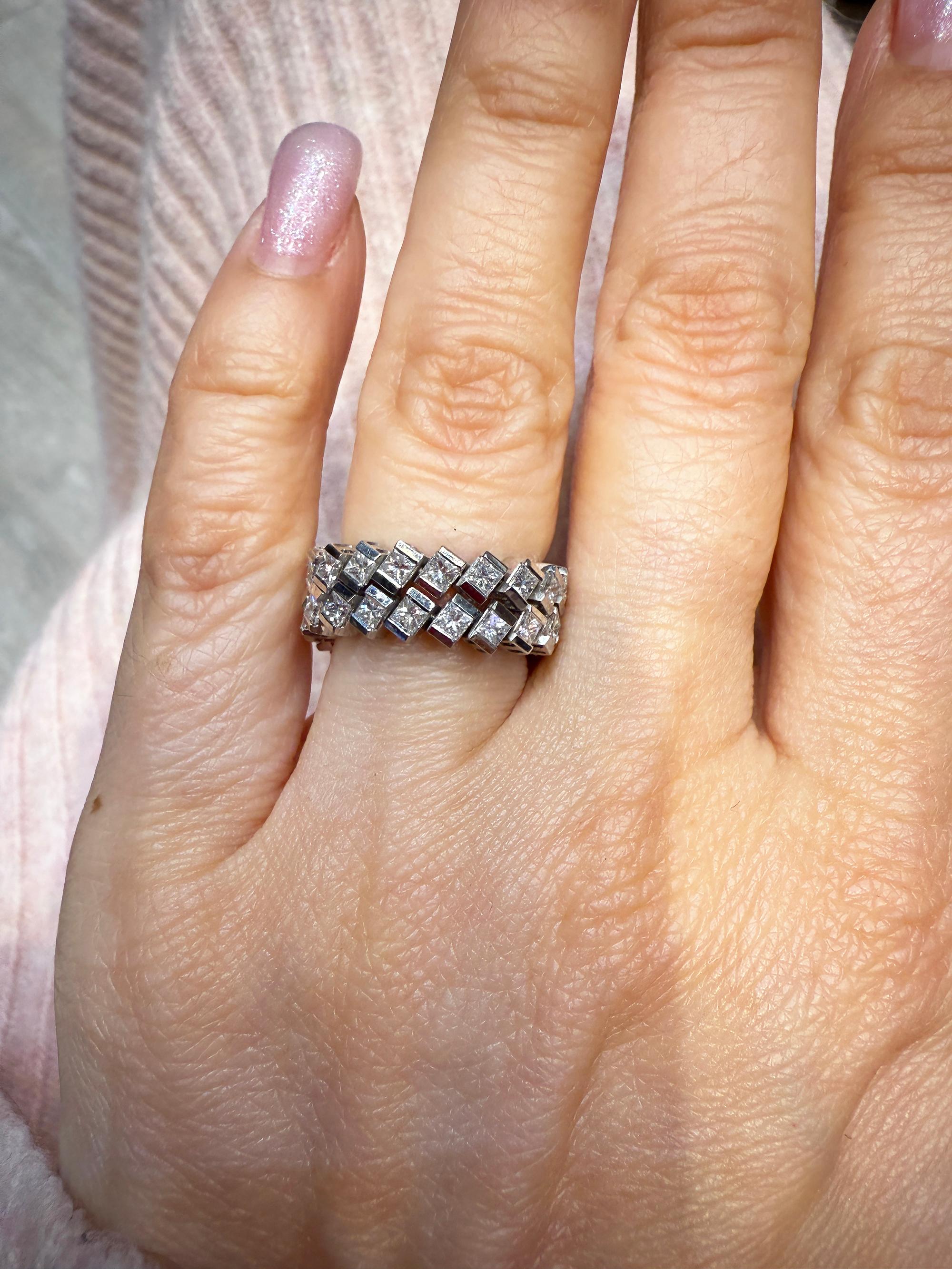Single Row Princess-cut Diamond Band Ring In Excellent Condition For Sale In New York, NY