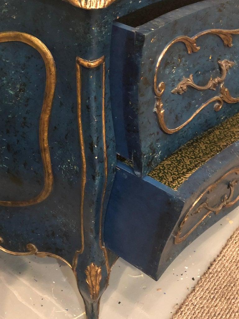 Einzelne königsblaue und teilweise vergoldete verzierte Bombay-Kommode oder Kommode im Angebot 5
