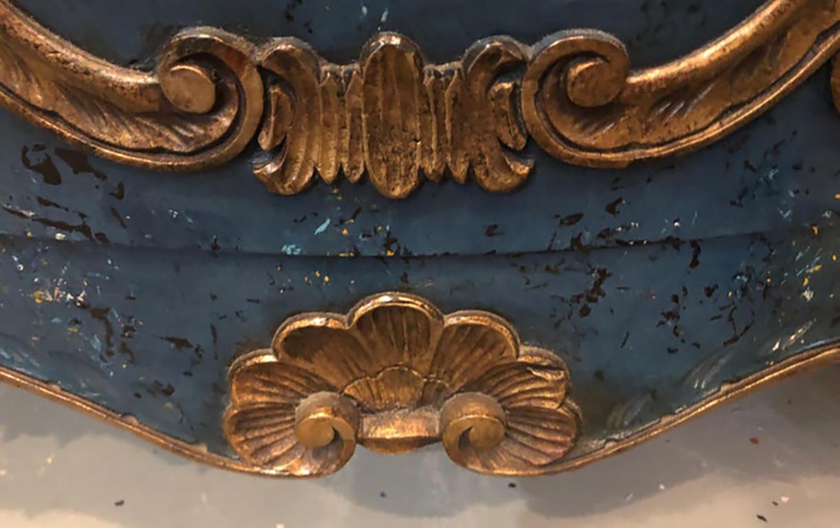 Einzelne königsblaue und teilweise vergoldete verzierte Bombay-Kommode oder Kommode (20. Jahrhundert) im Angebot