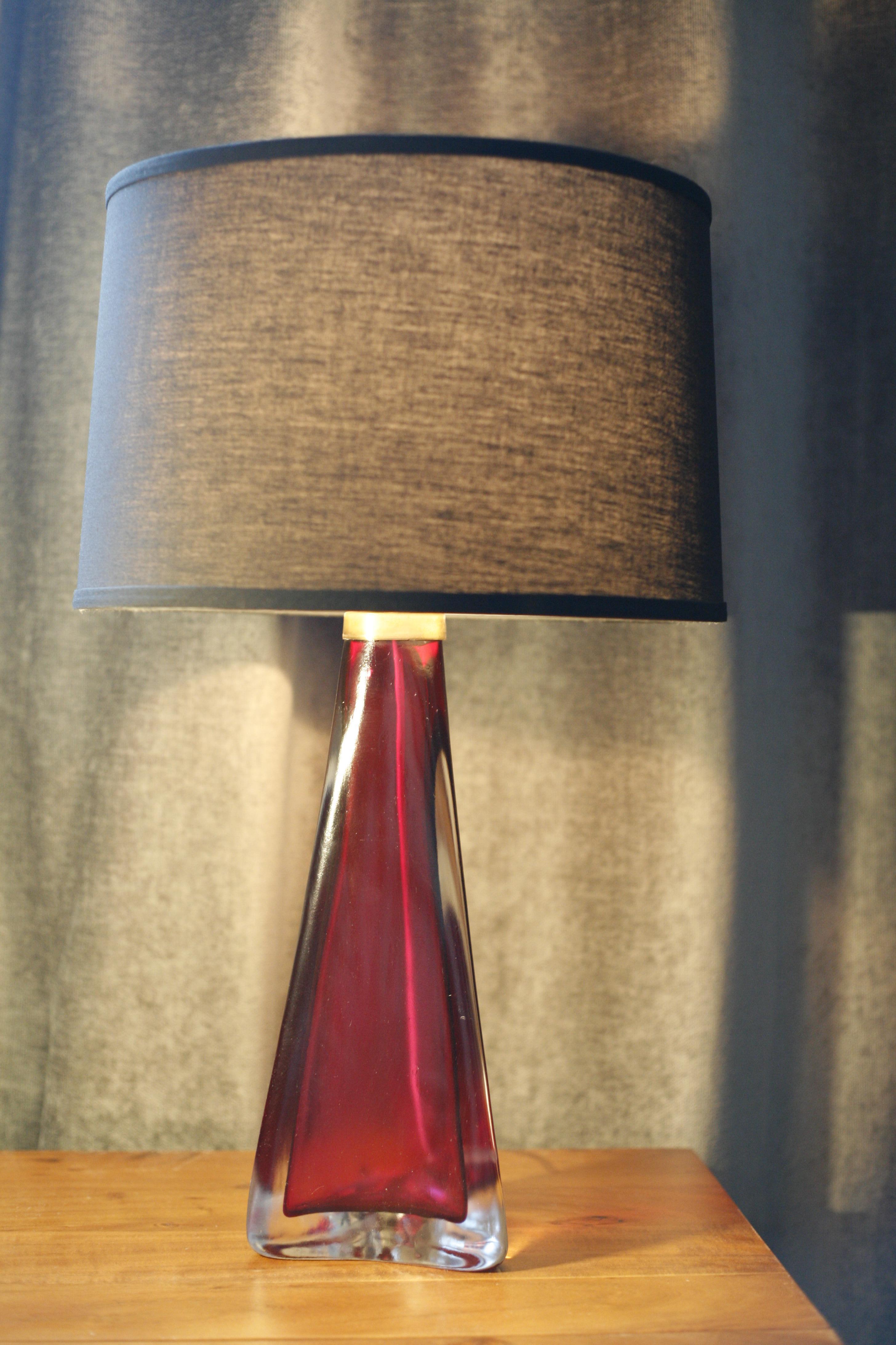 Single pink/Red Triangular Orrefors Lamp, Sweden, 1960 In Excellent Condition For Sale In Bronx, NY