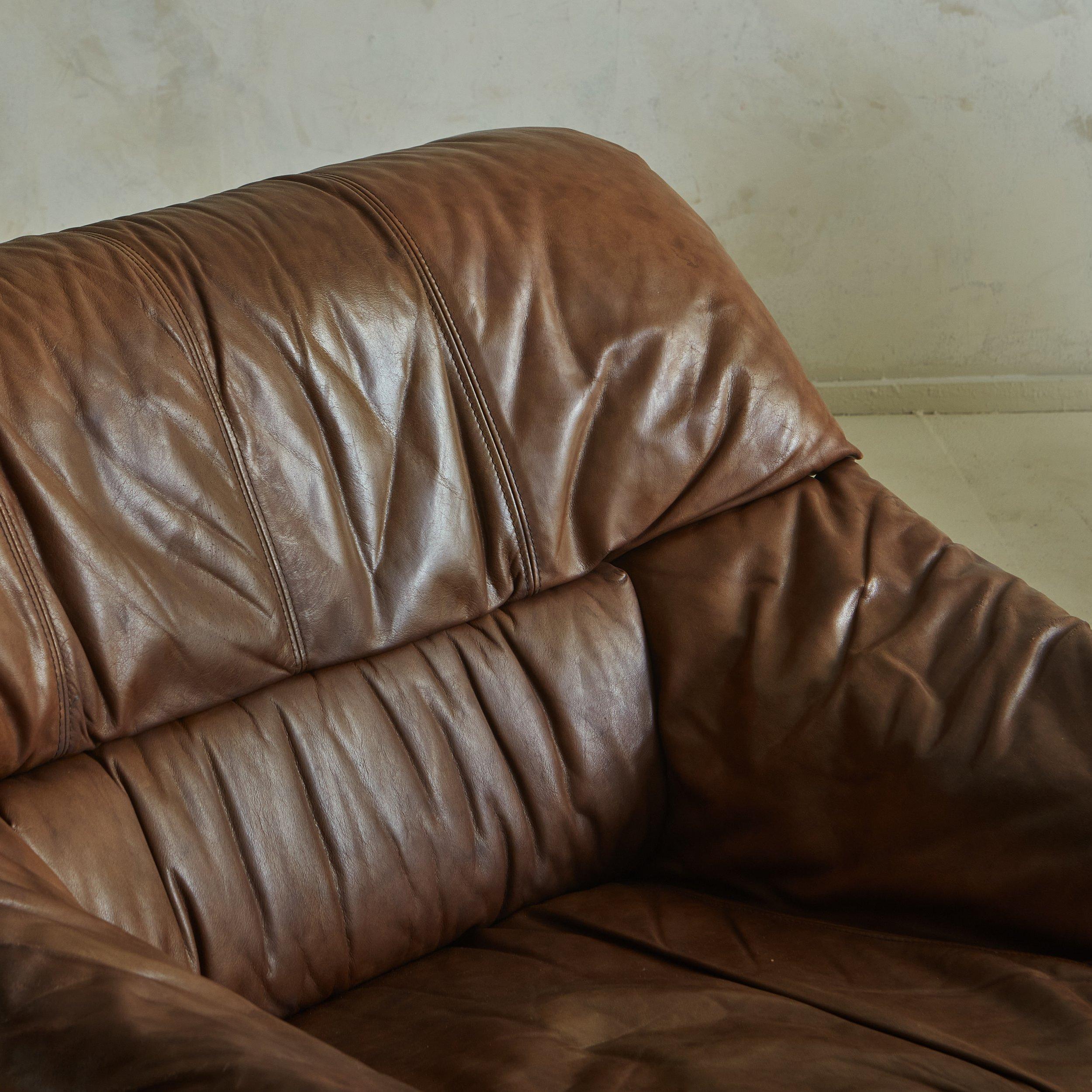 Chaise longue en cuir froncée dans le style de De Sede, France, années 1970 Bon état - En vente à Chicago, IL