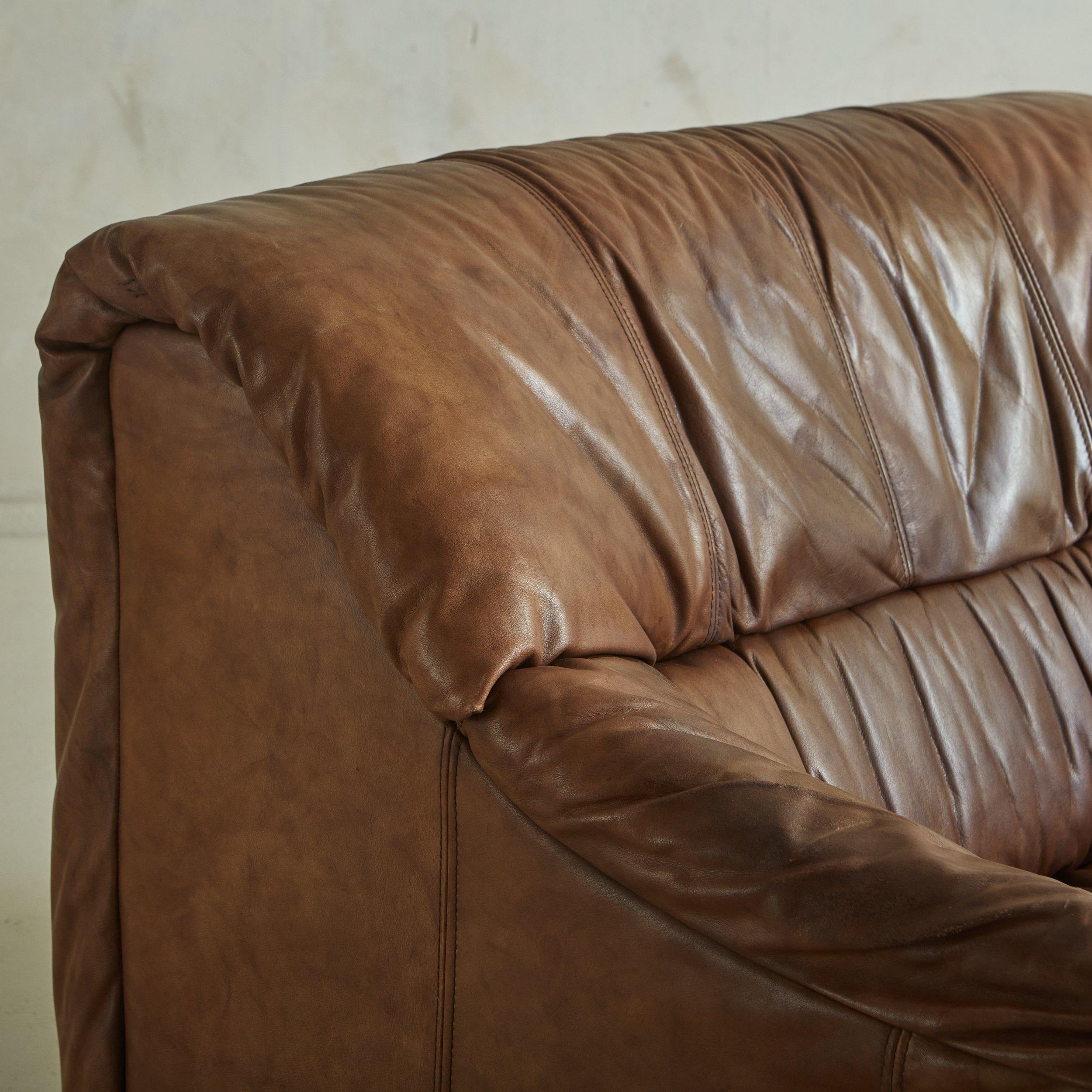 Cuir Chaise longue en cuir froncée dans le style de De Sede, France, années 1970 en vente