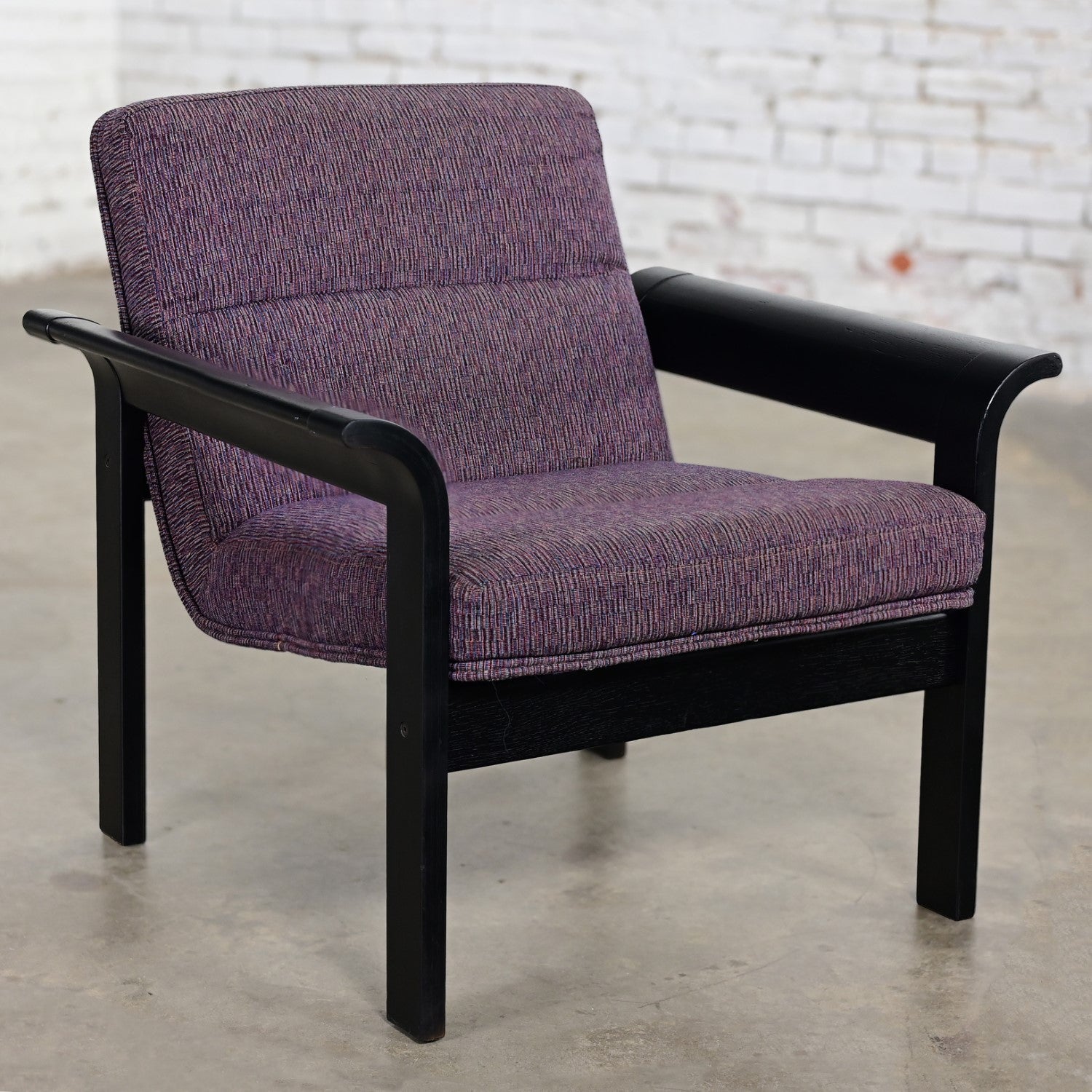 Fabelhaftes dänisches modernes Paar schwarz lackierter Bugholzstühle aus blonder Eiche, gepolstert mit lila Stoff, entworfen von Rud Thygesen & Johnny Sorensen, hergestellt von Magnus Olesen, vertrieben von Rudd International Furniture of Denmark.