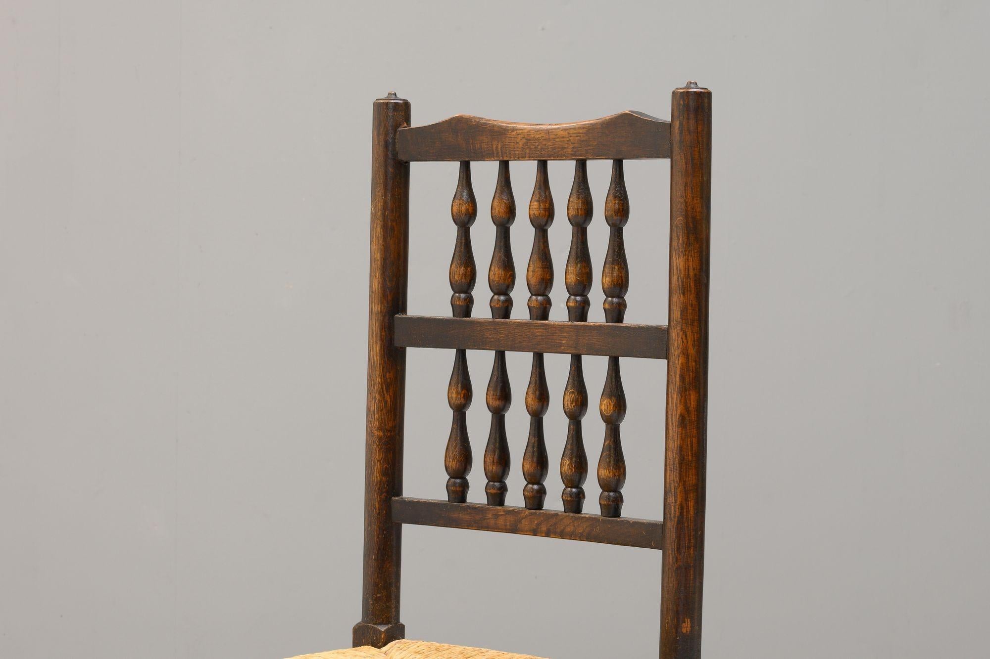 Chaise d'appoint à dossier en rail et assise en jonc en orme.
Circa 1800.
H 103cm (SH 48cm) x L 50cm x P 39cm
