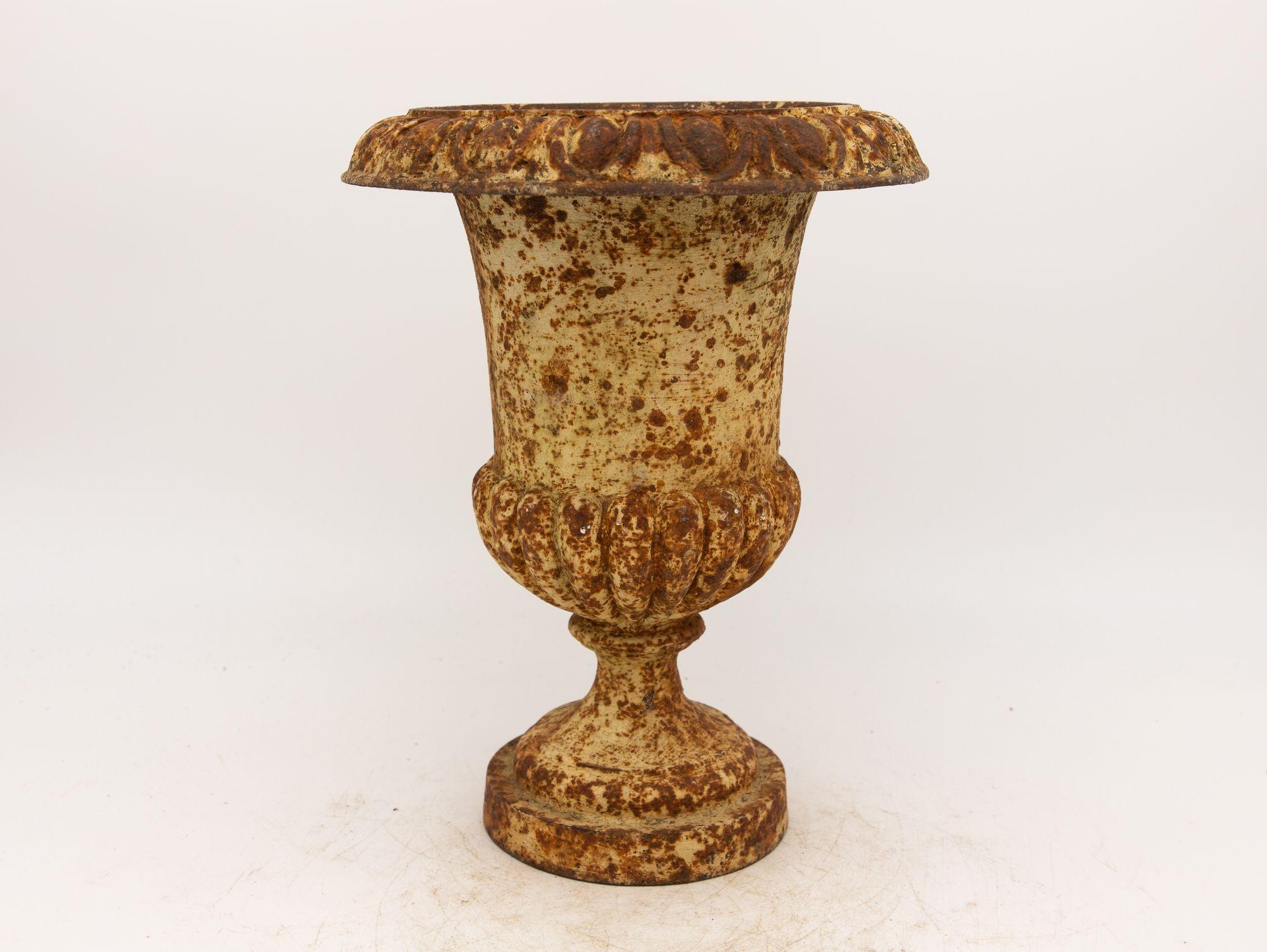 Single Rusty Cast Iron Urn, French early 20th Century In Good Condition For Sale In South Salem, NY