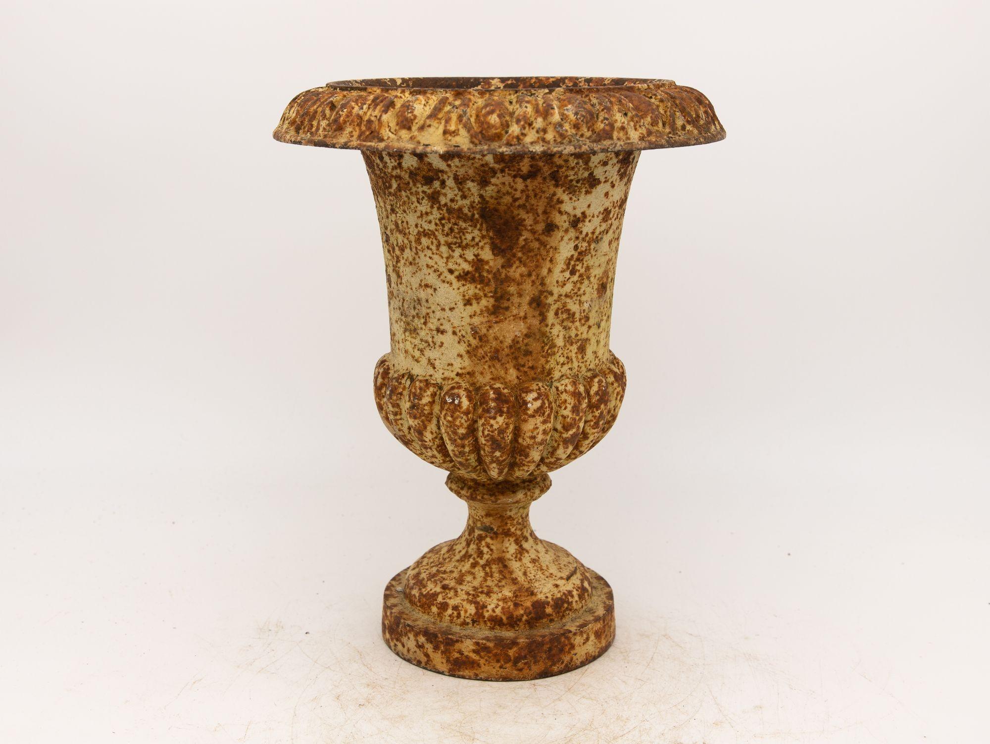 Single Rusty Cast Iron Urn, French early 20th Century For Sale 2