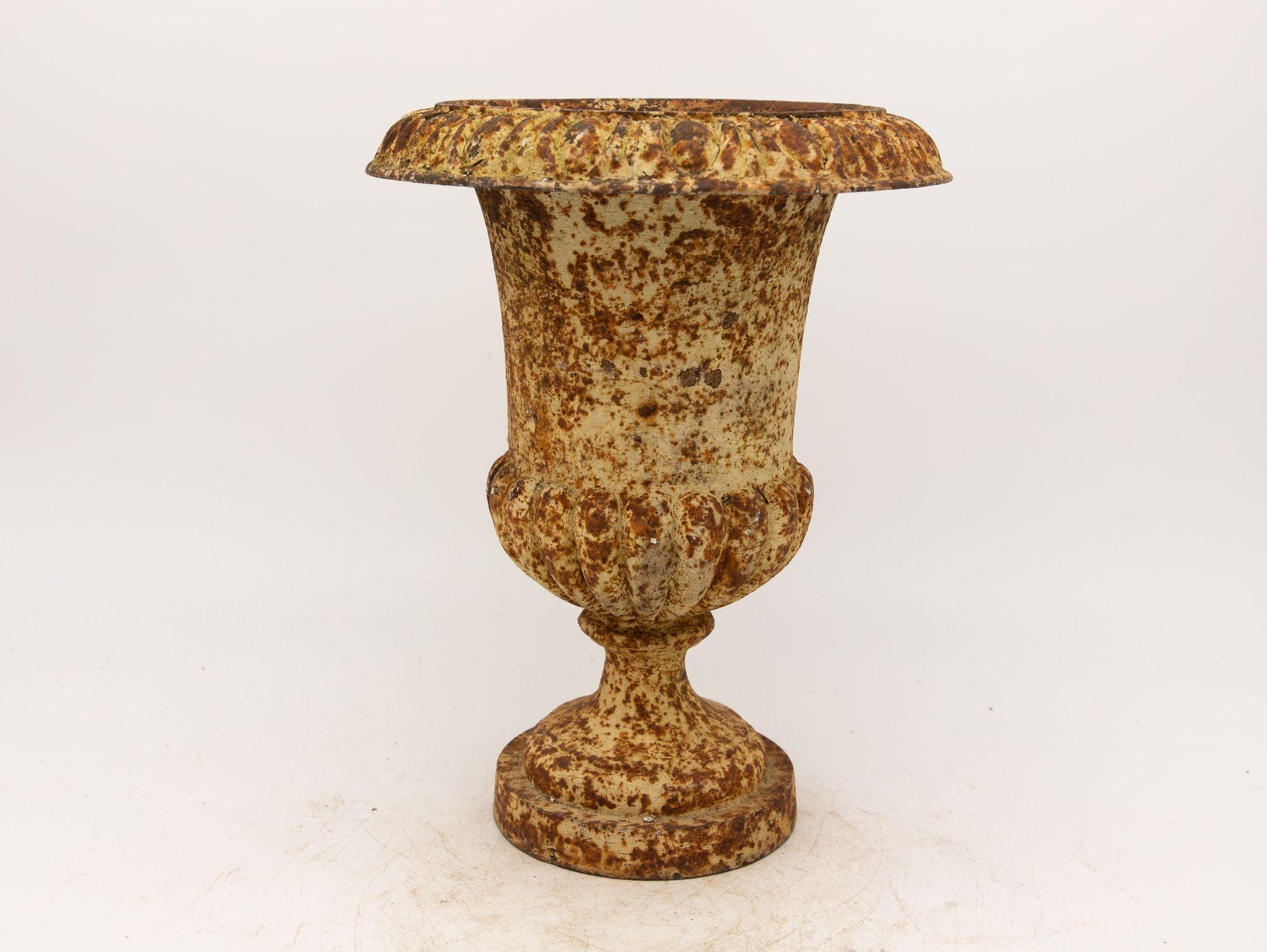 Single Rusty Cast Iron Urn, French early 20th Century For Sale 3