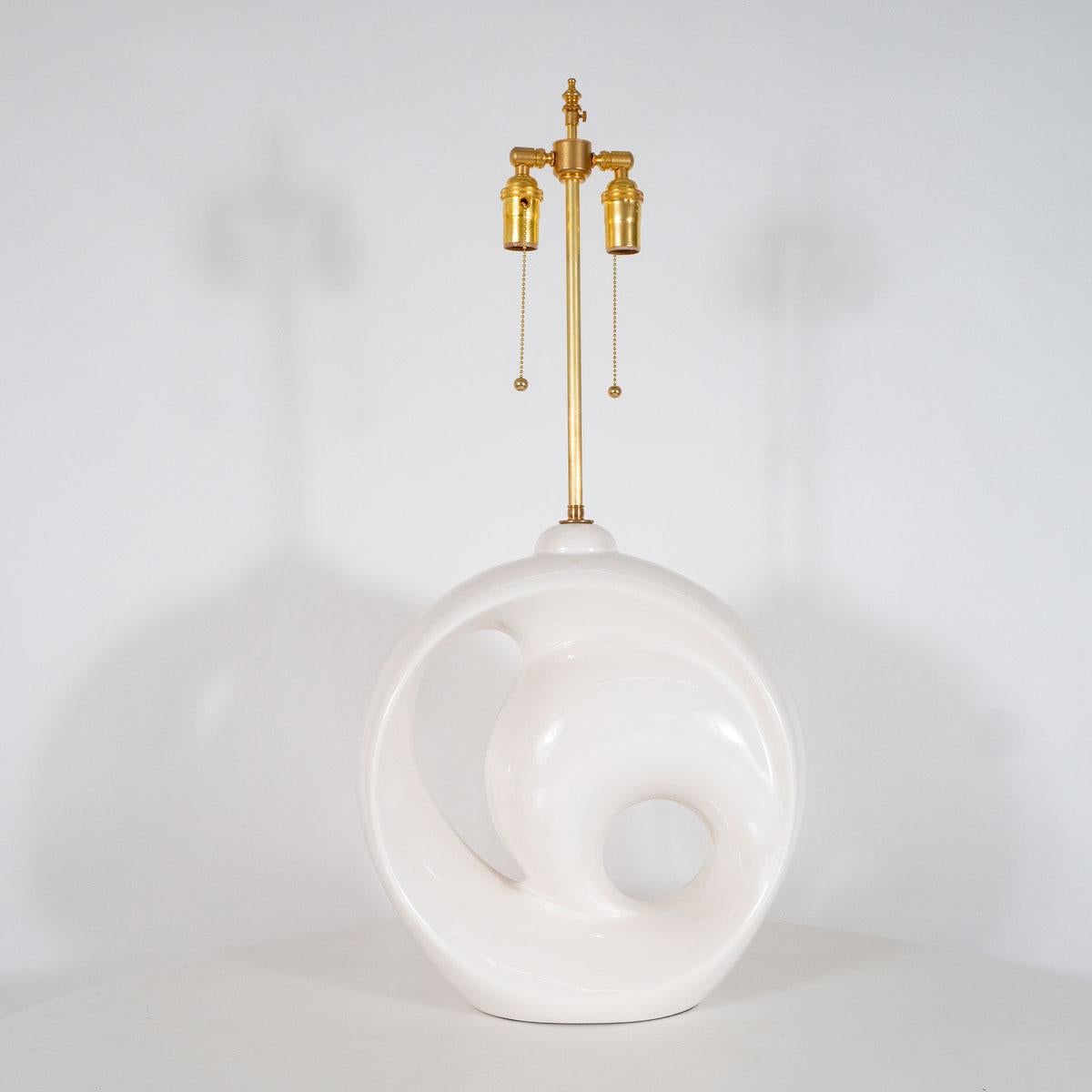 Einzelne skulpturale Keramik-Tischlampe (Organische Moderne) im Angebot