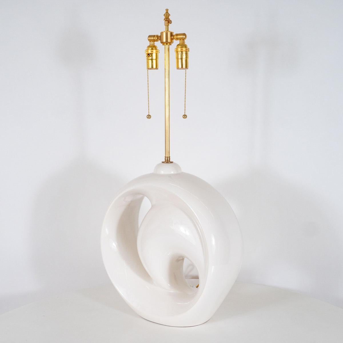 Einzelne skulpturale Keramik-Tischlampe im Zustand „Gut“ im Angebot in Tarrytown, NY