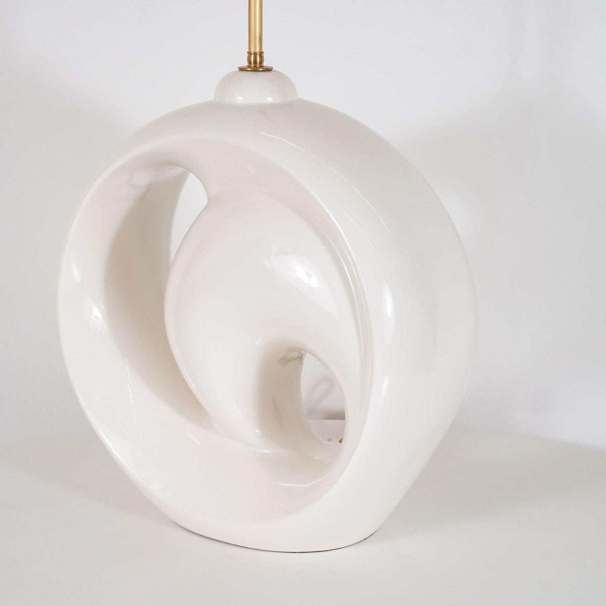 Milieu du XXe siècle Lampe de table simple en céramique sculpturale en vente
