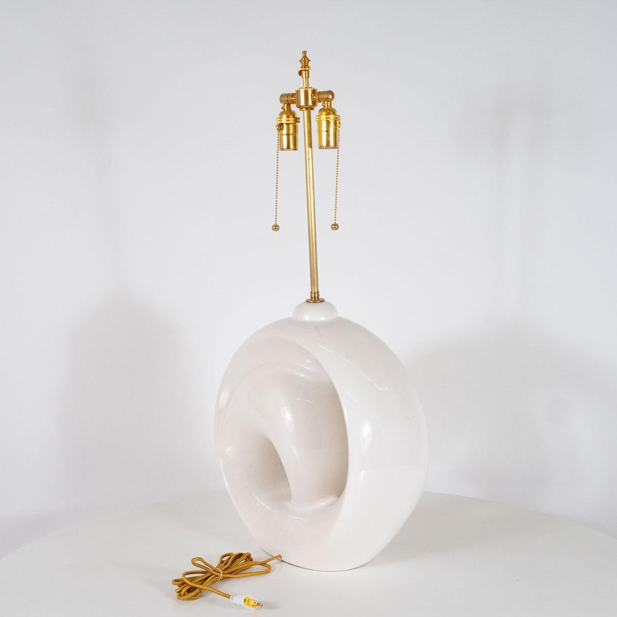 Einzelne skulpturale Keramik-Tischlampe im Angebot 3