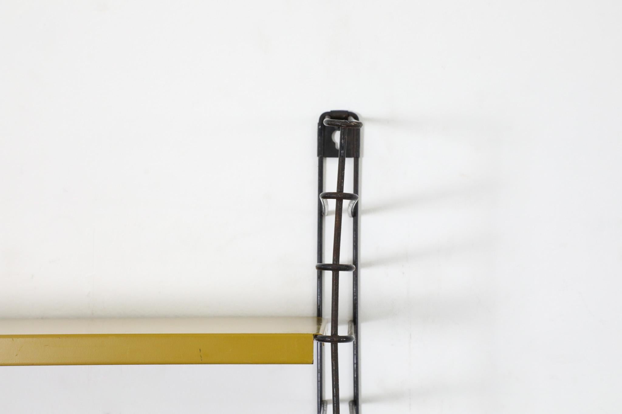 Estantería industrial de pared Tomado de una sola sección en naranja quemado y dorado en venta 10