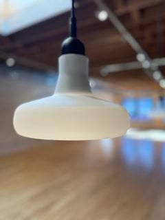 Pendentif Single Shadows de Brokis avec structure noire et abat-jour en verre blanc