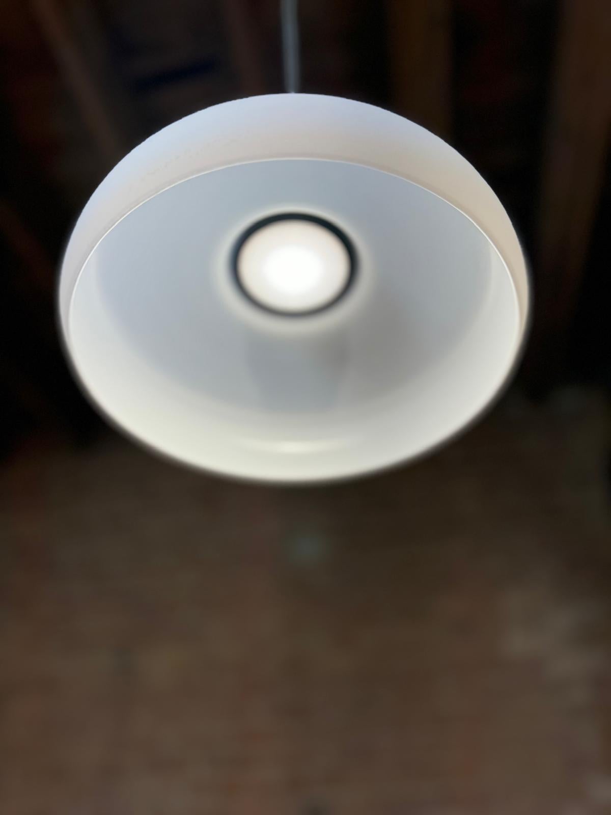 Colgante Single Shadows de Brokis con estructura negra y pantalla de cristal blanco en Excelente estado para la venta en Rhinebeck, NY
