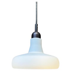 Colgante Single Shadows de Brokis con estructura negra y pantalla de cristal blanco