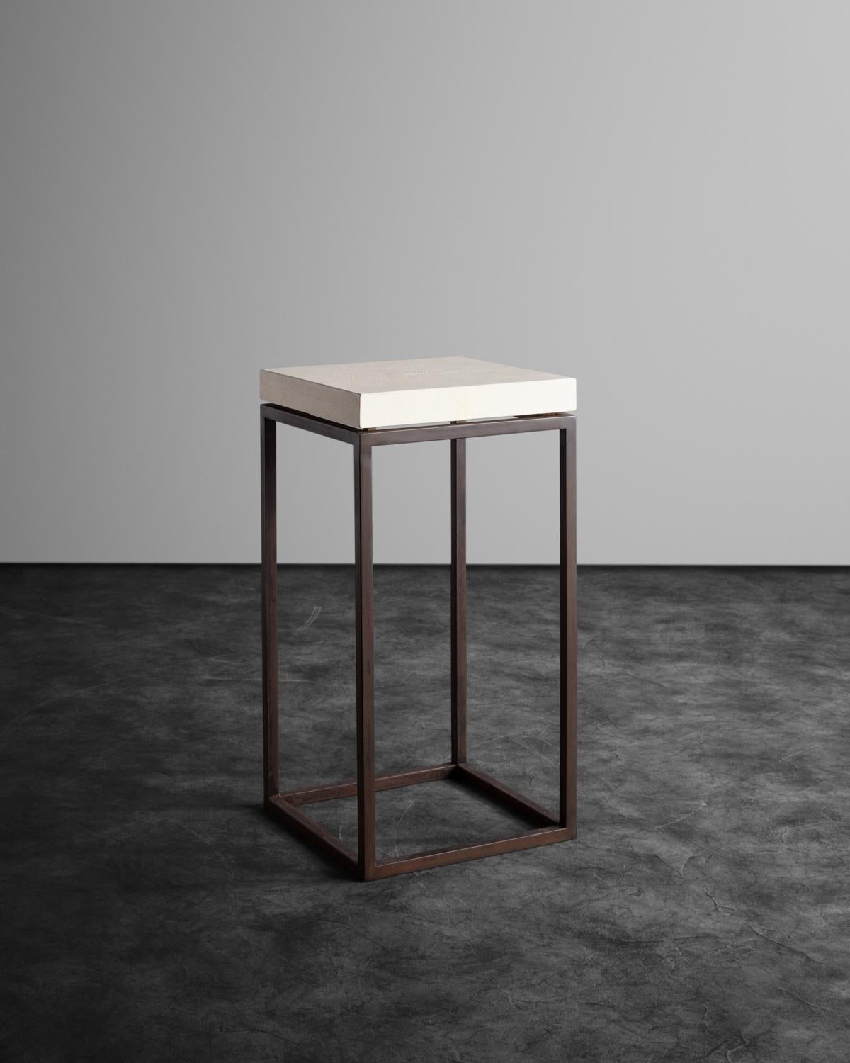 Plateau de table carré entièrement recouvert d'une pièce ventrale en galuchat beige, la plus chère des peaux de galuchat. La base présentée est un cadre en fer brûlé.