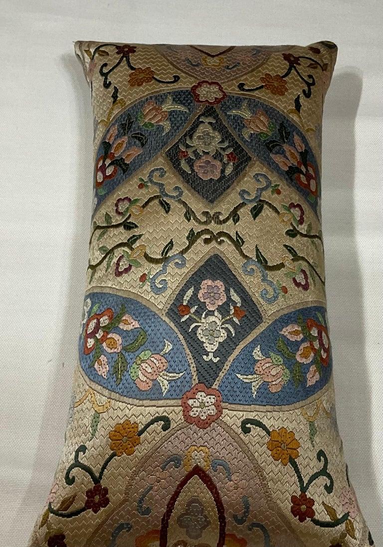 Beautiful pillow made of silk, exceptional motifs of circling vines and flowers, soft colors. Fresh new quality insert.