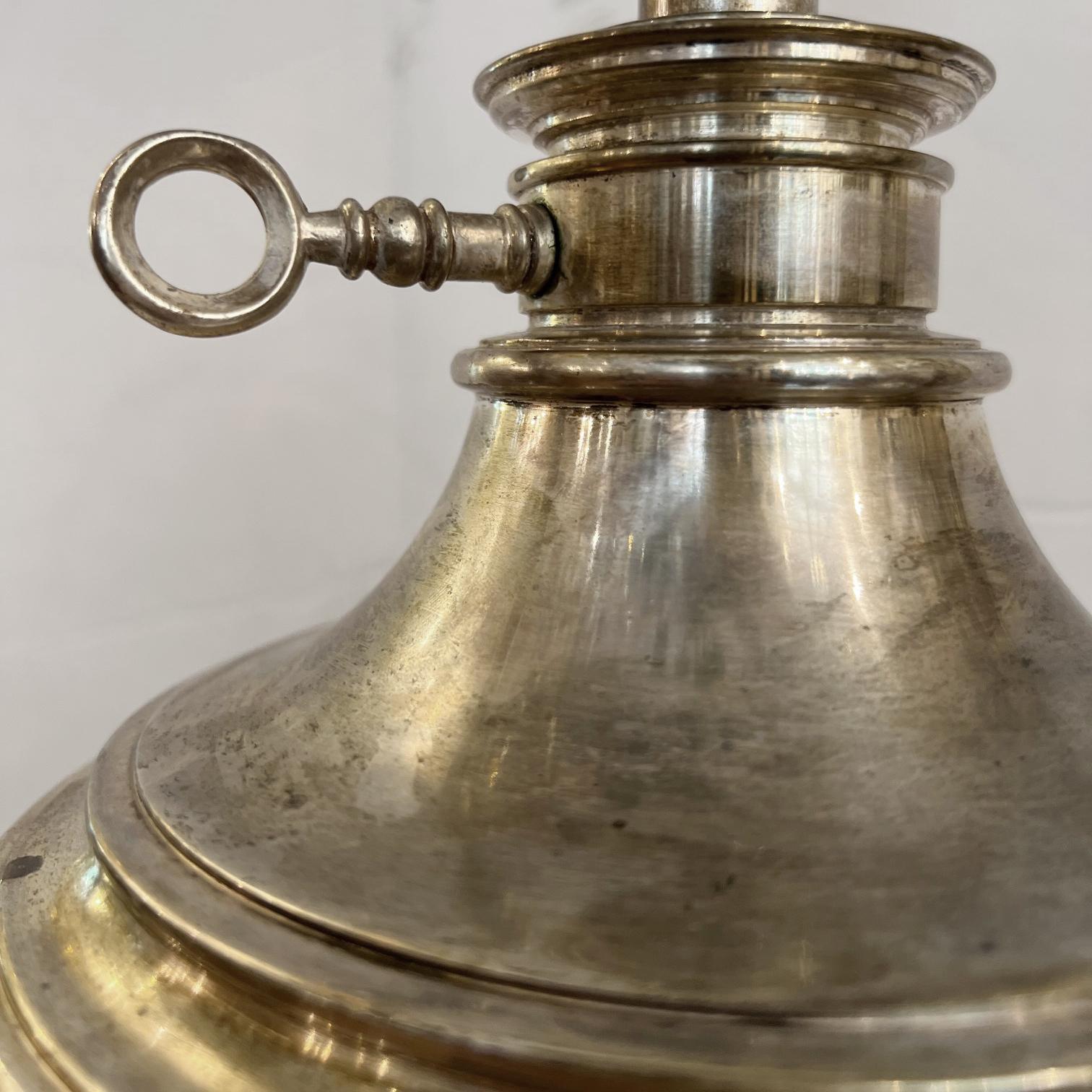 Anglais Lampe de table simple en métal argenté en vente