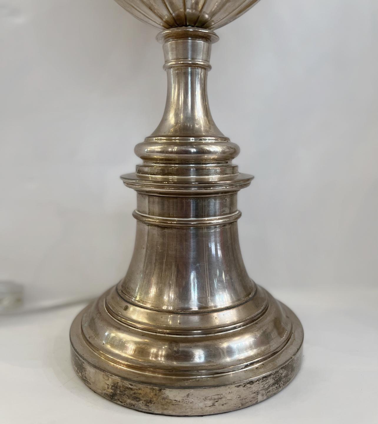 Début du 20ème siècle Lampe de table simple en métal argenté en vente