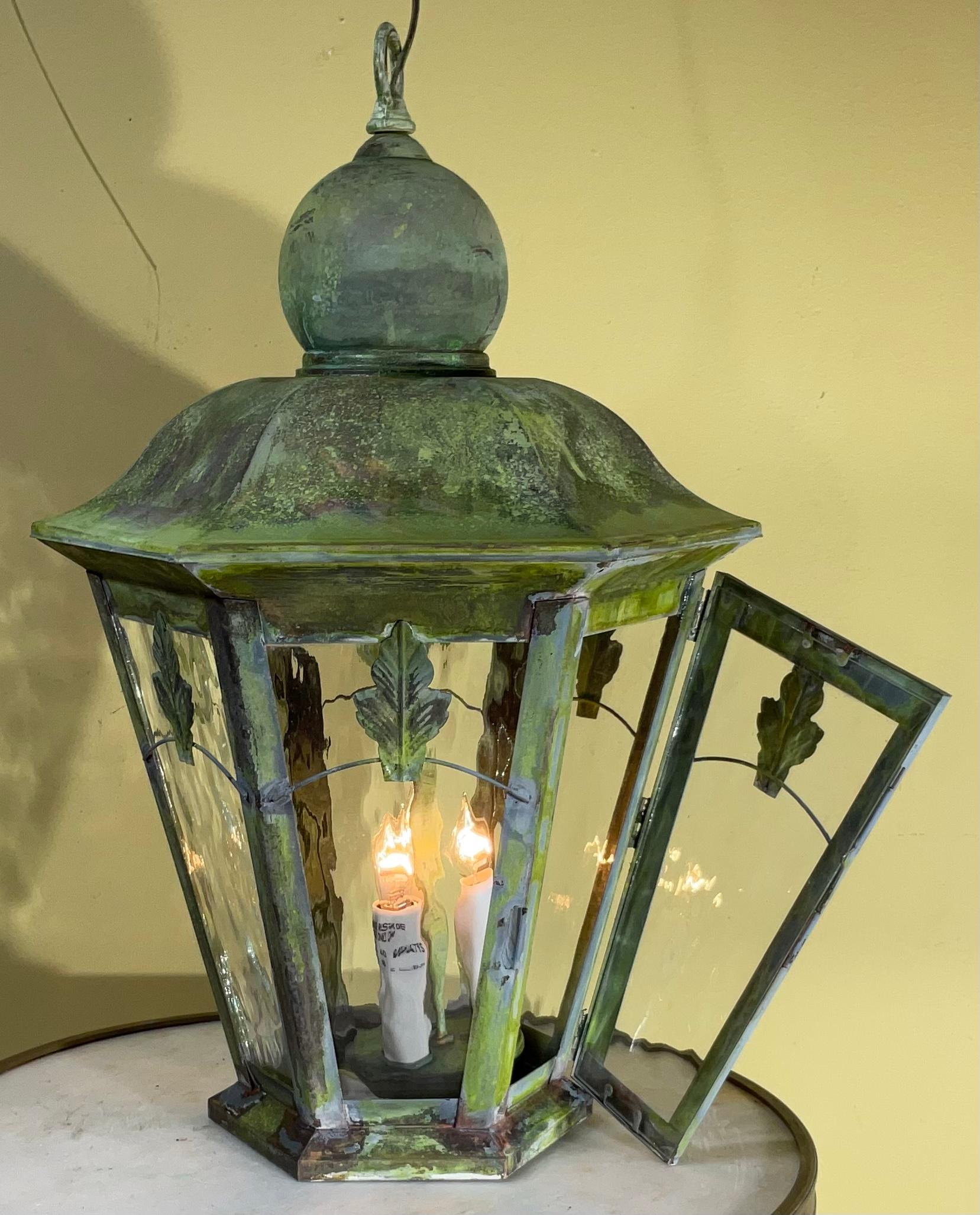 Lanterne en laiton massif fabriquée artistiquement à la main avec trois 40/watt.  Léger chacun, avec une belle patine. A l'origine, la lanterne murale a été transformée en lanterne suspendue, le câblage a été refait. Canopée incluse .
Superbe lampe