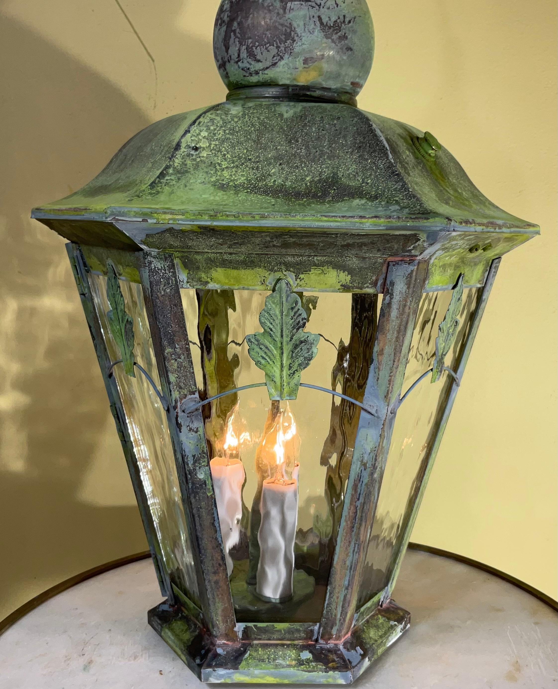 Single Six Sides Brass and Hanging Lantern In Good Condition For Sale In Delray Beach, FL