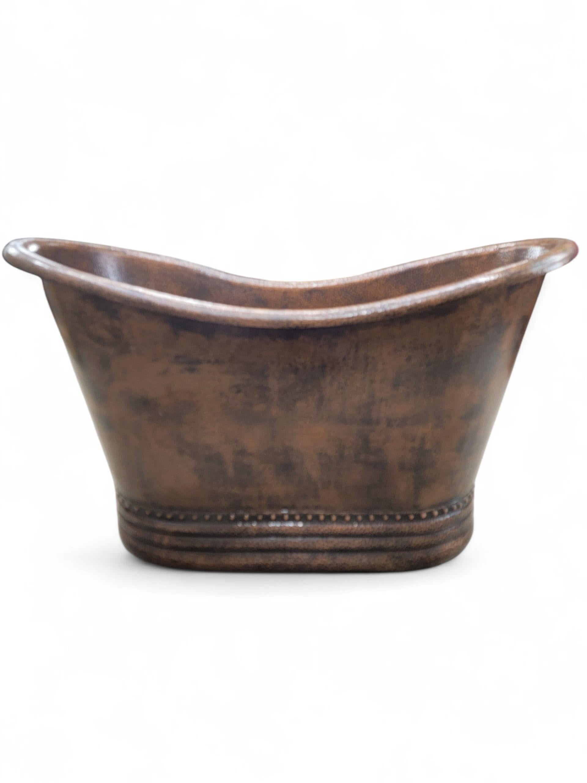Single Slipper Hammered Copper Free-Standing Farmhouse Bath Soaking Tub In Good Condition For Sale In Chicago, IL