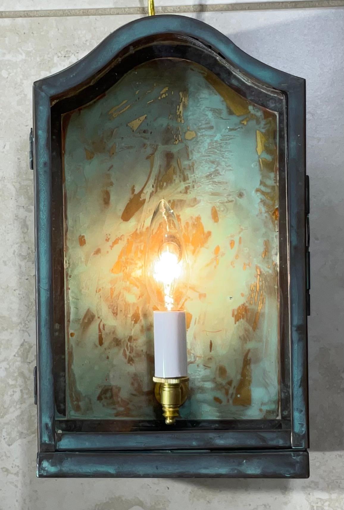 Lanterna da parete vintage singola, realizzata a mano in ottone massiccio con una luce da 60 watt, adatta per ambienti umidi.
Questa lanterna proviene da una tenuta di Miami Beach, è stata restaurata professionalmente ed elettrificata di recente.