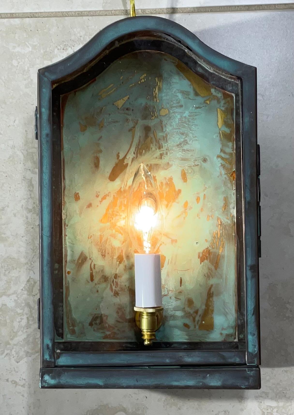 Americano Lanterna da parete singola in ottone vintage di piccole dimensioni, alta 7 