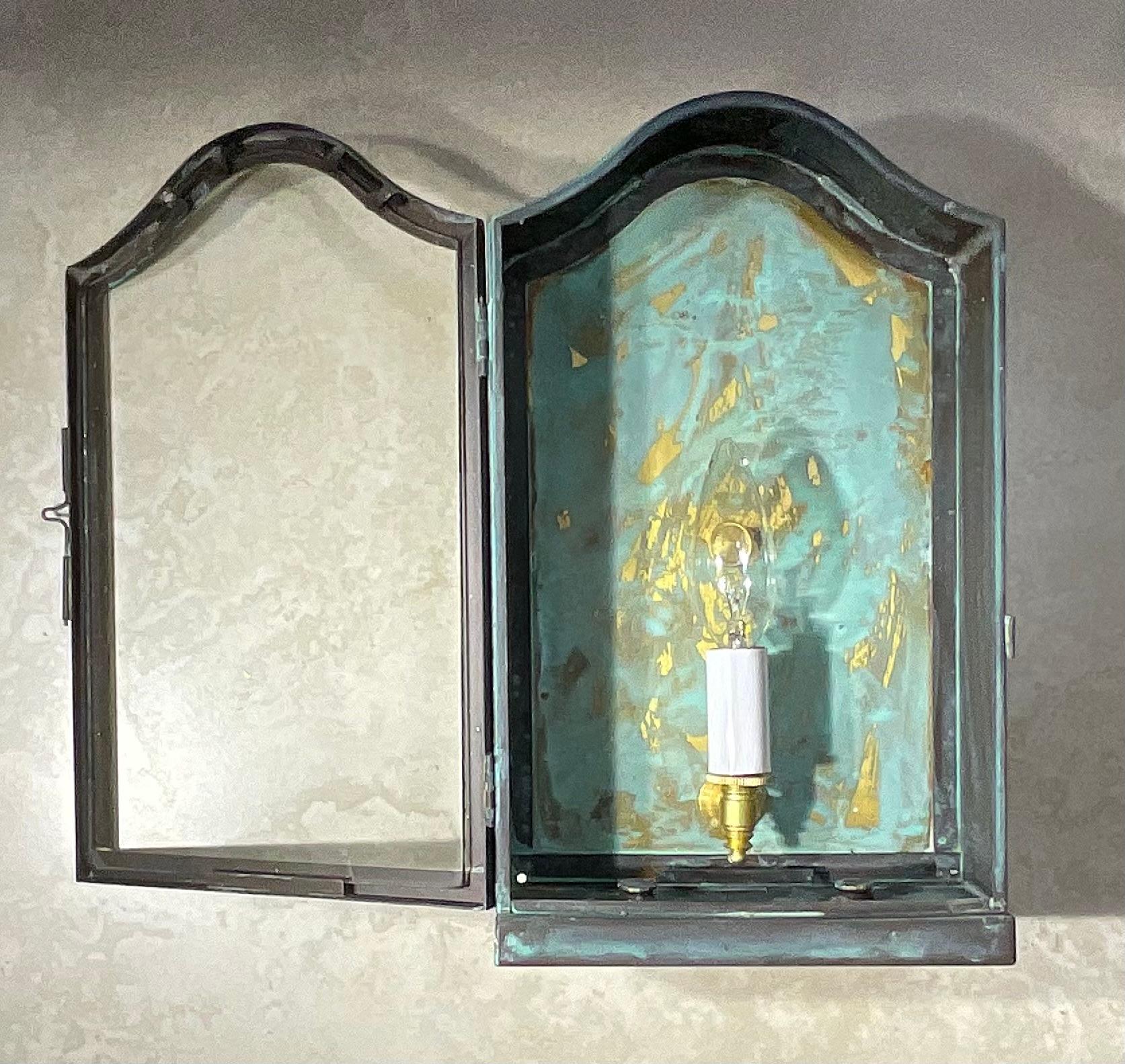 Lanterna da parete singola in ottone vintage di piccole dimensioni, alta 7 