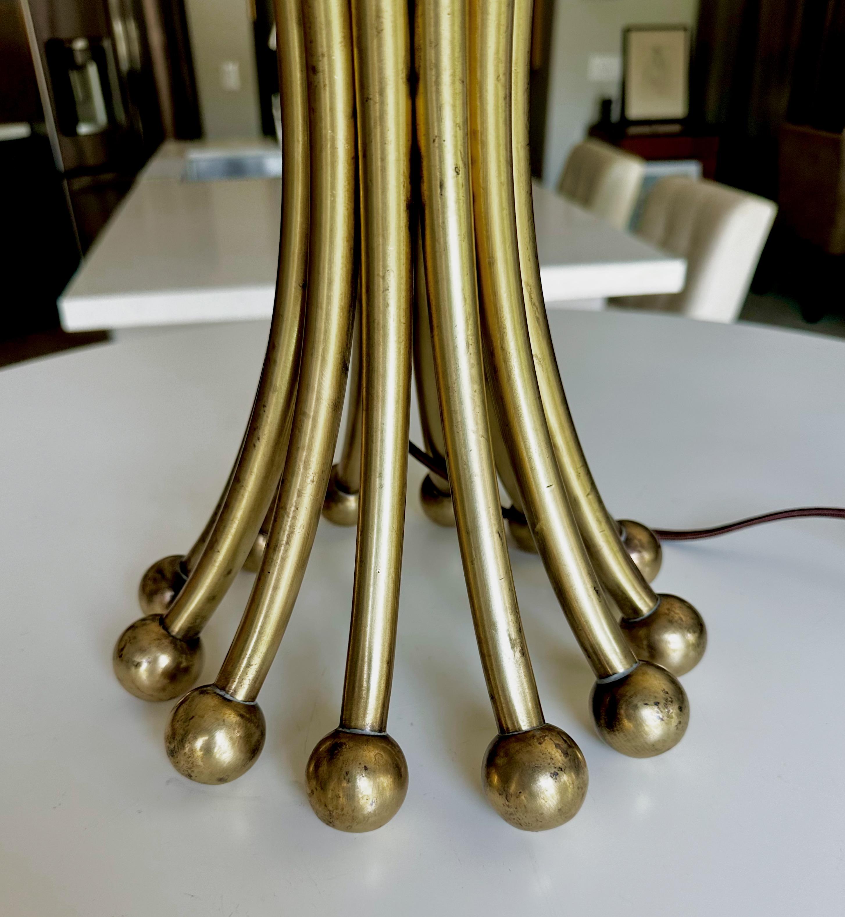 Lampe à gerbe de blé à tige et boule en laiton massif en vente 4