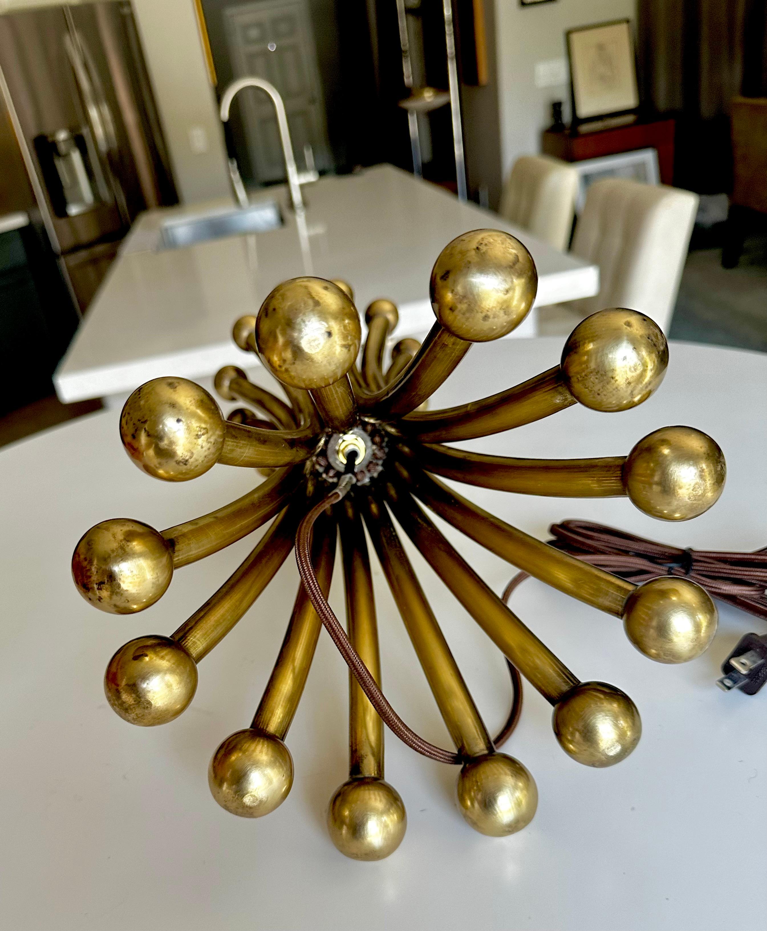 Lampe à gerbe de blé à tige et boule en laiton massif en vente 5